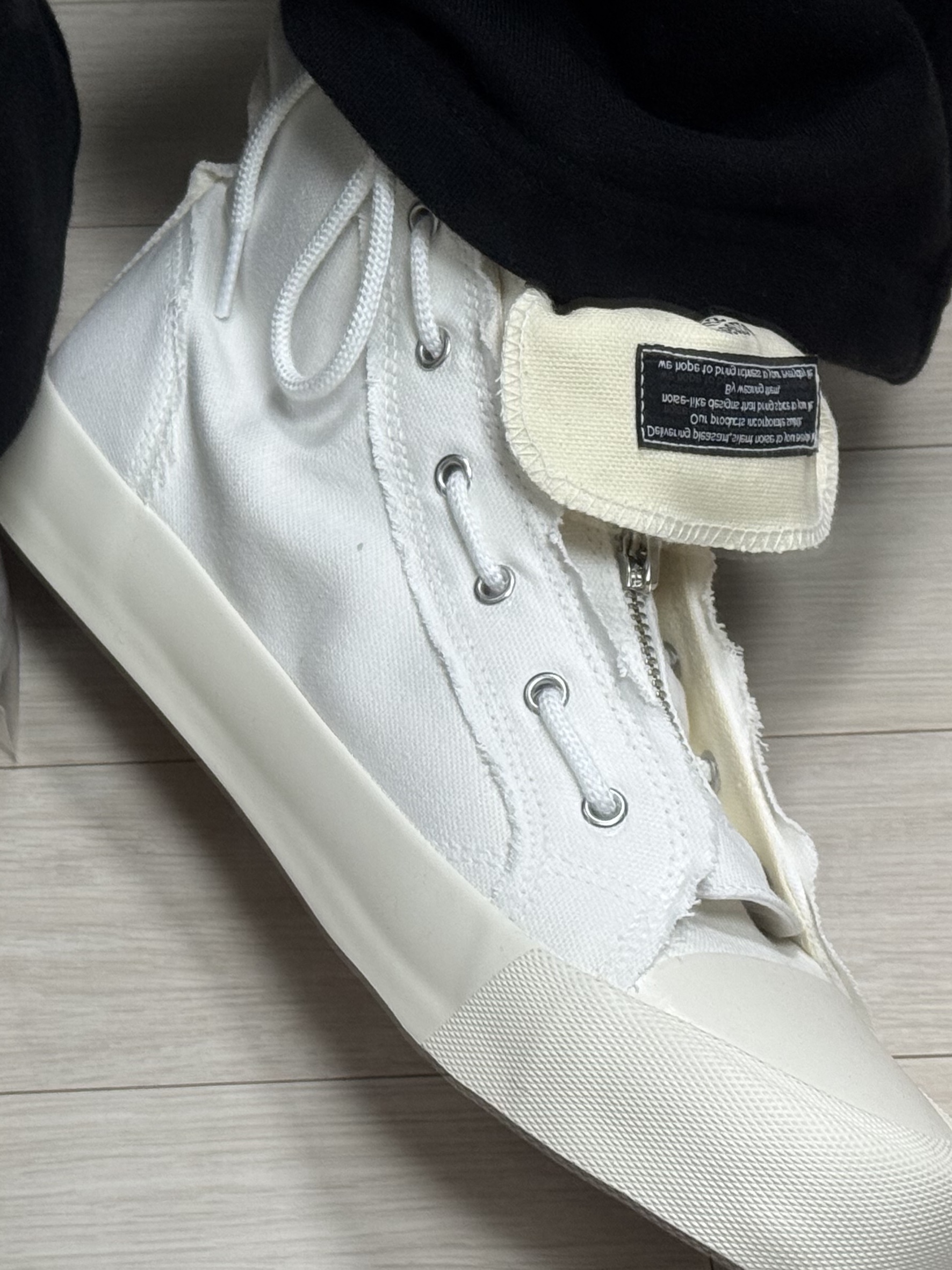 GU x Undercover High-Top Sneakers Off White 착용 스타일 - 6