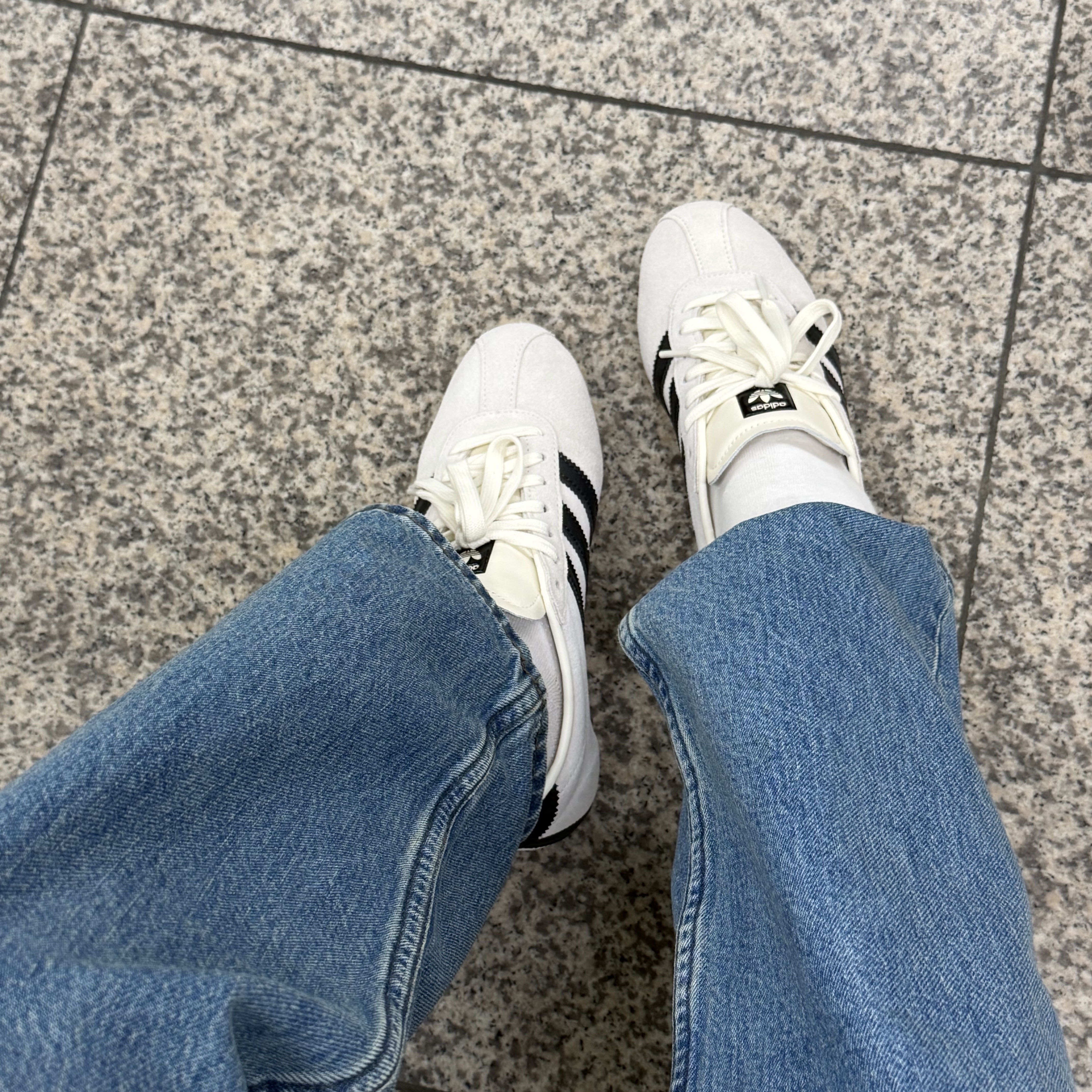(W) Adidas Tokyo Off White Core Black 착용 스타일