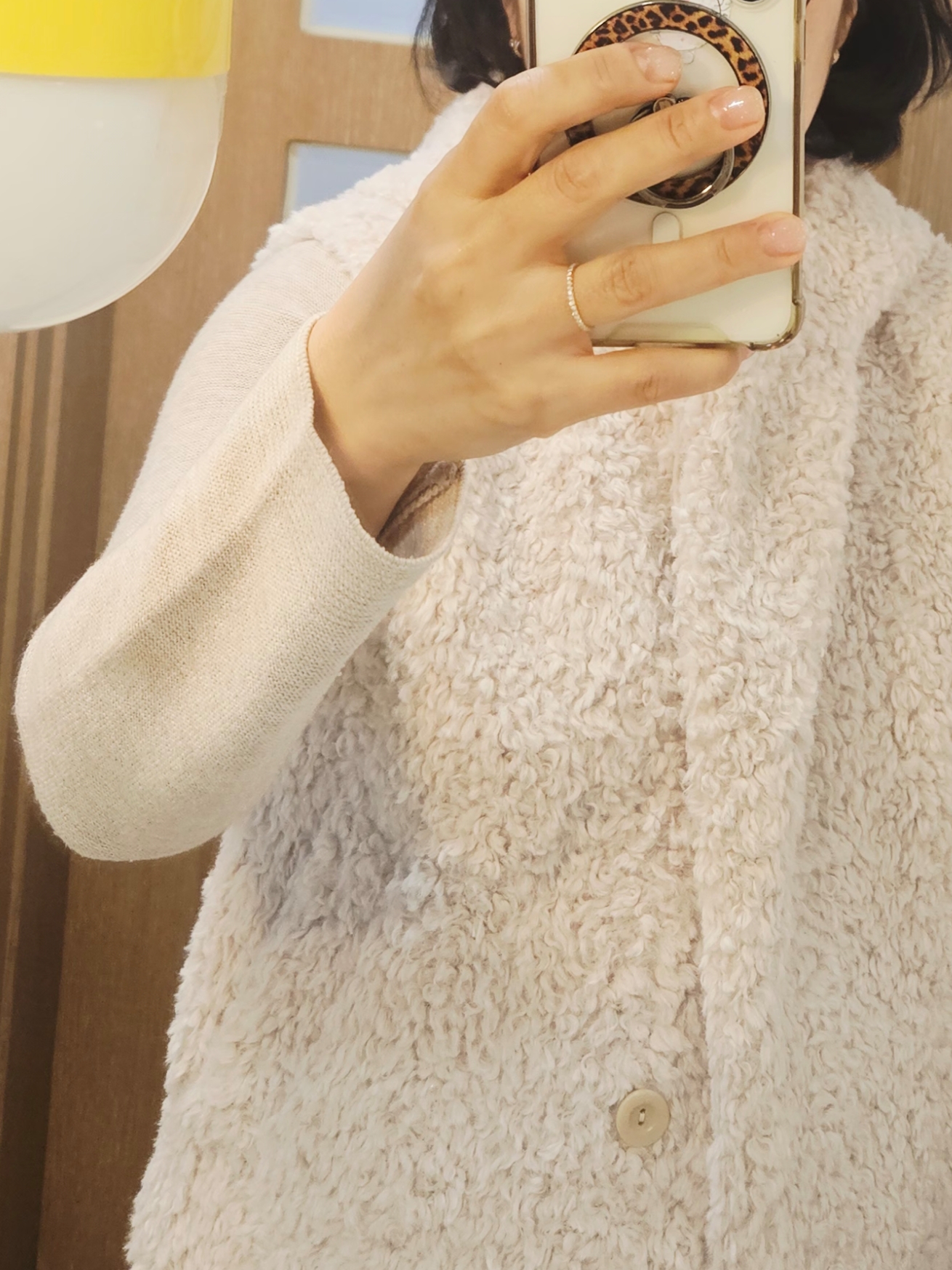 (W) COS Hooded Shearling Gilet Off White, Human Made Heart Carabiner Yellow 착용 스타일 - 7