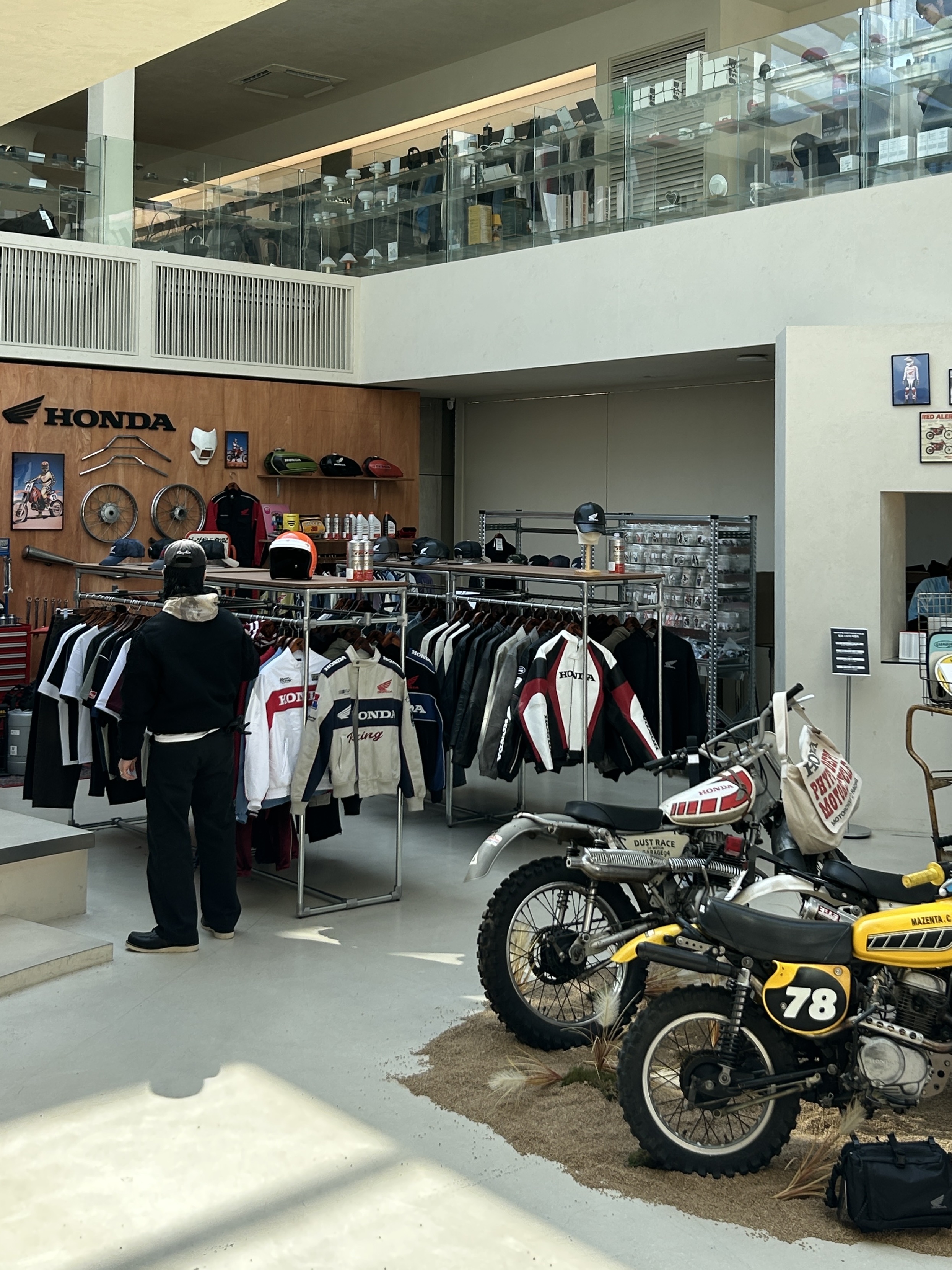 Honda Engineered Leather Original Motorcycle Jacket White, Honda Original Motorcycle Synthetic Leather Jacket White 착용 스타일 - 4