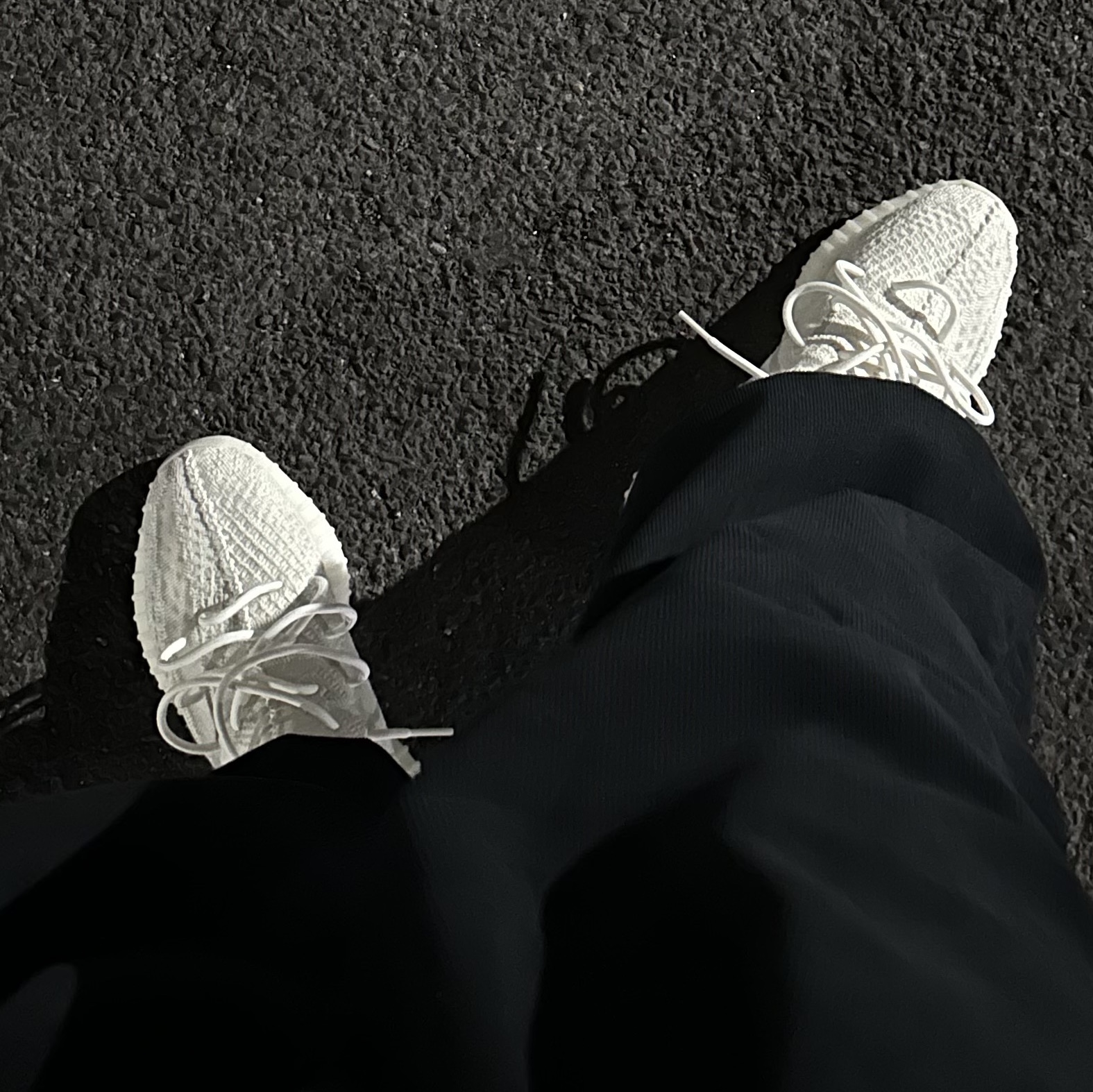 Adidas Yeezy Boost 350 V2 Bone 착용 스타일