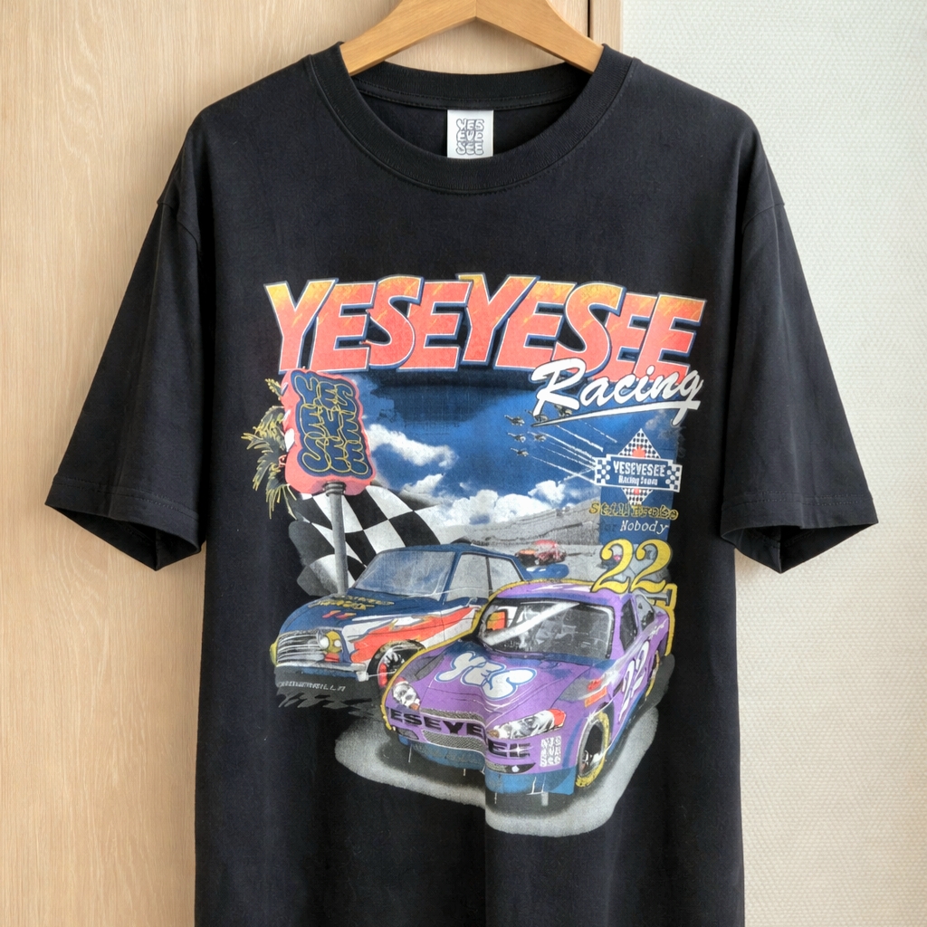 YESEYESEE Racing Tee Black 착용 스타일