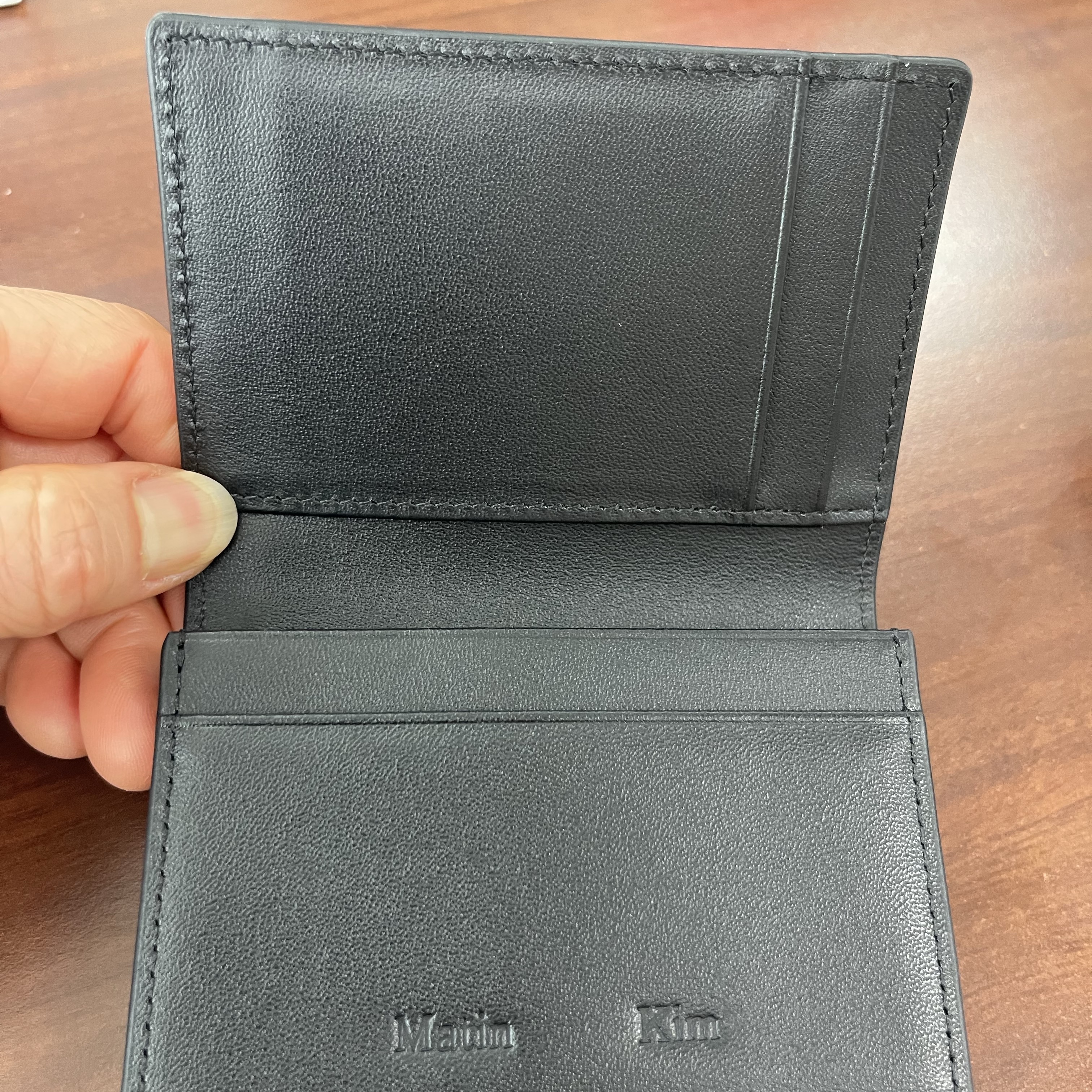 Matin Kim Slim Metal Business Wallet Black 착용 스타일 - 3