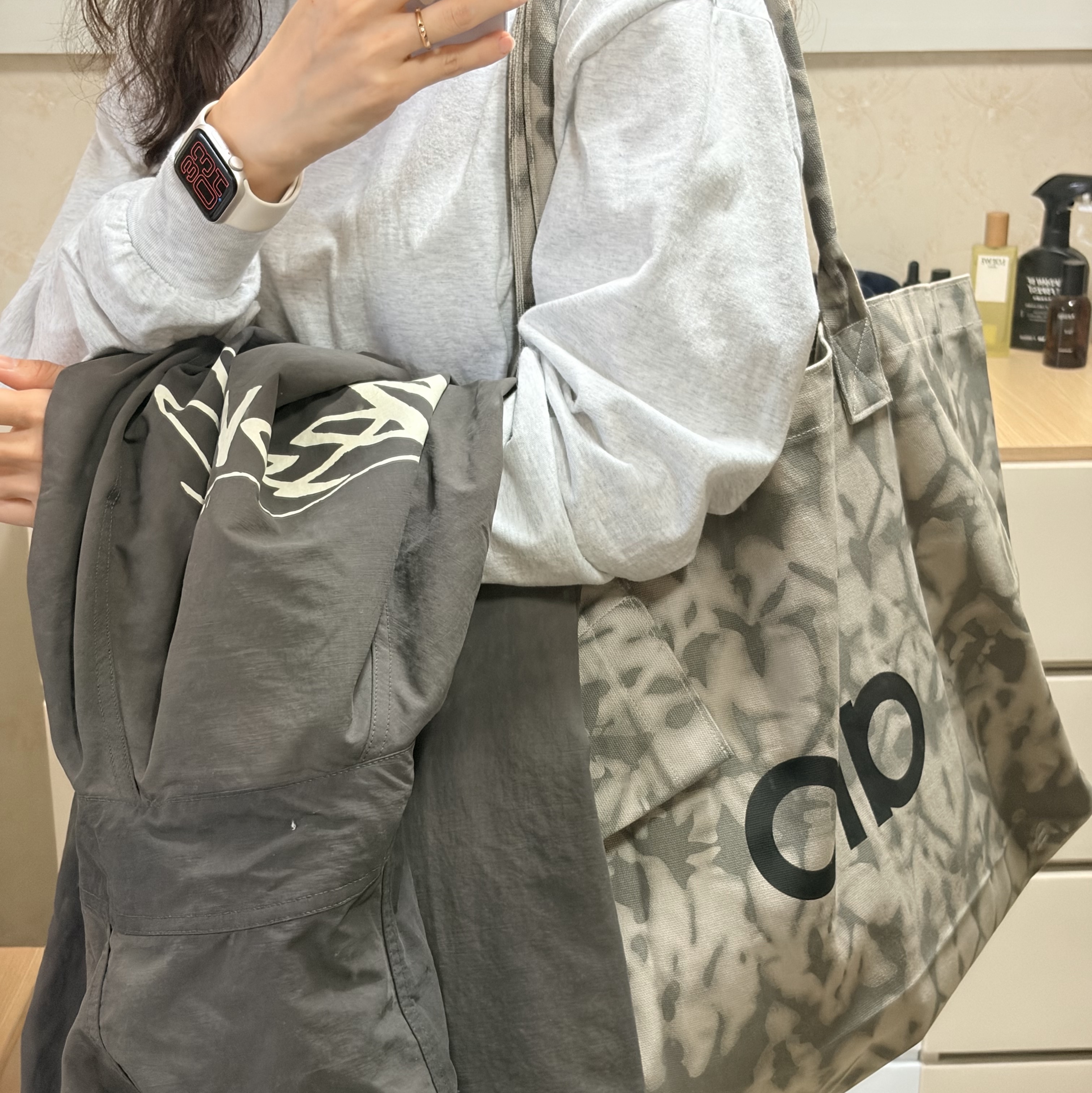 Alo Yoga Iconic Shopper Tote Bag Grey Tiedye, Stussy Wave Dye Beach Shell Jacket Black 착용 스타일