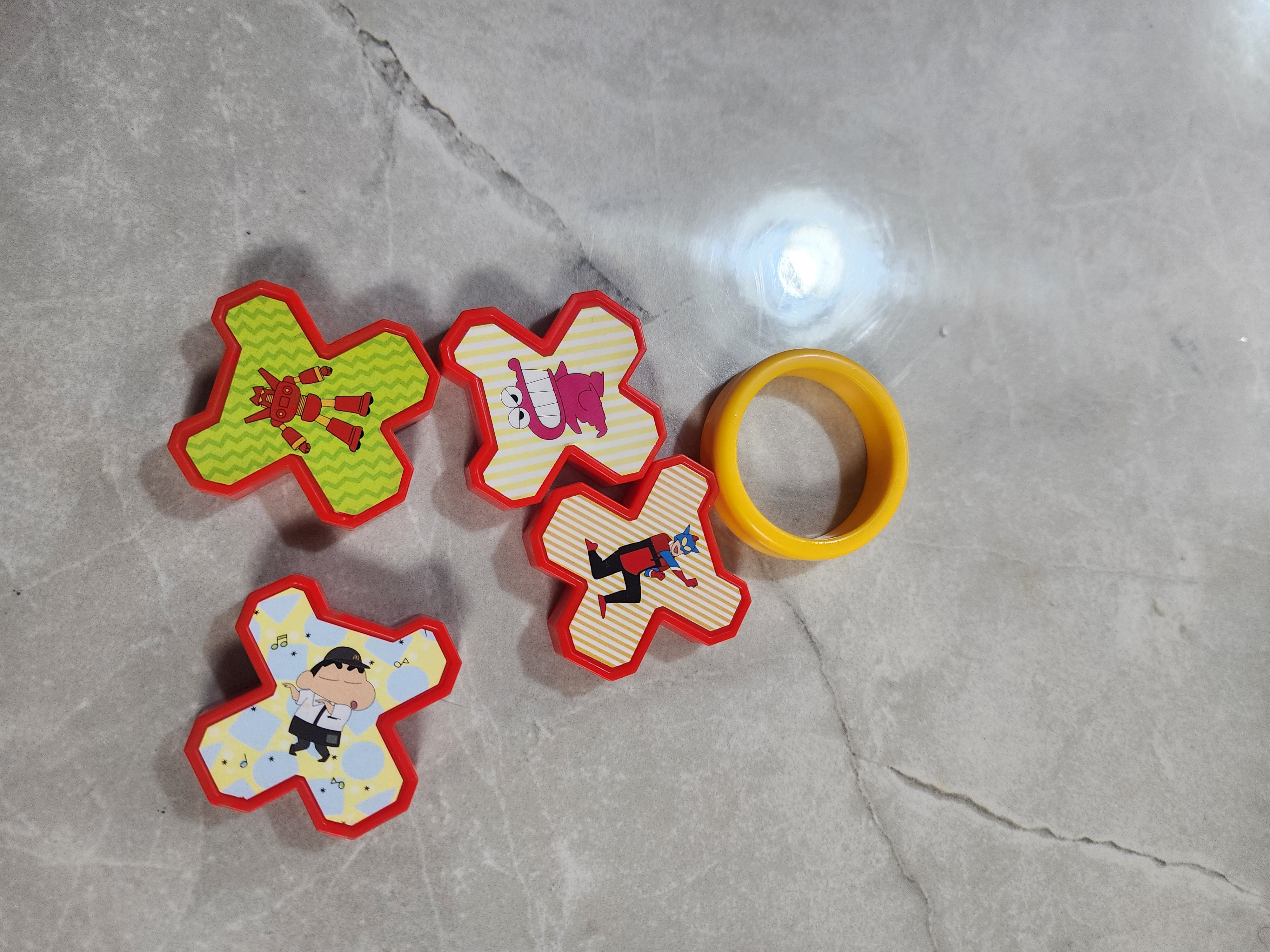 McDonald's x Crayon Shin-Chan Wobbly Ring Tower 착용 스타일