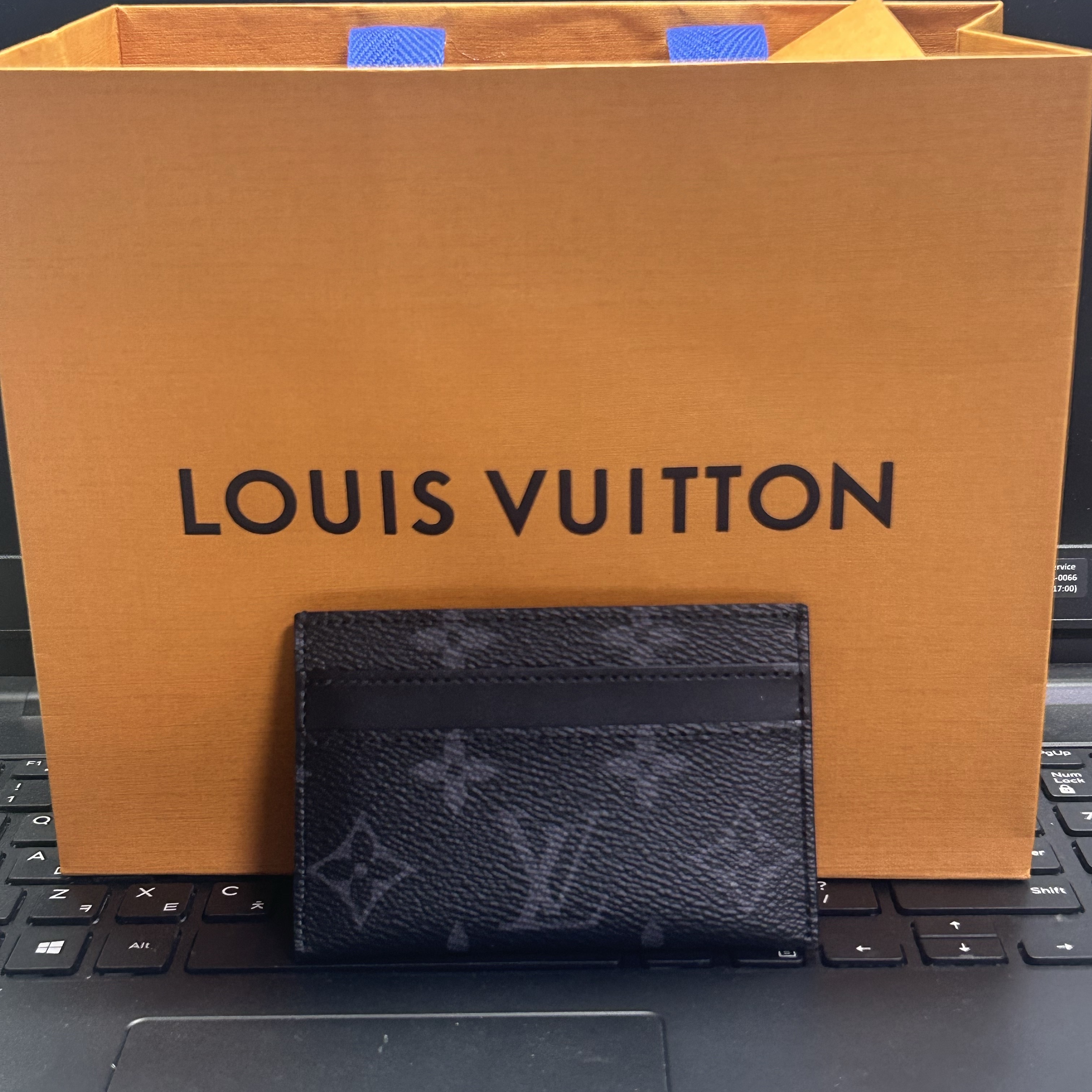 Louis Vuitton Double Card Holder Monogram Eclipse 착용 스타일