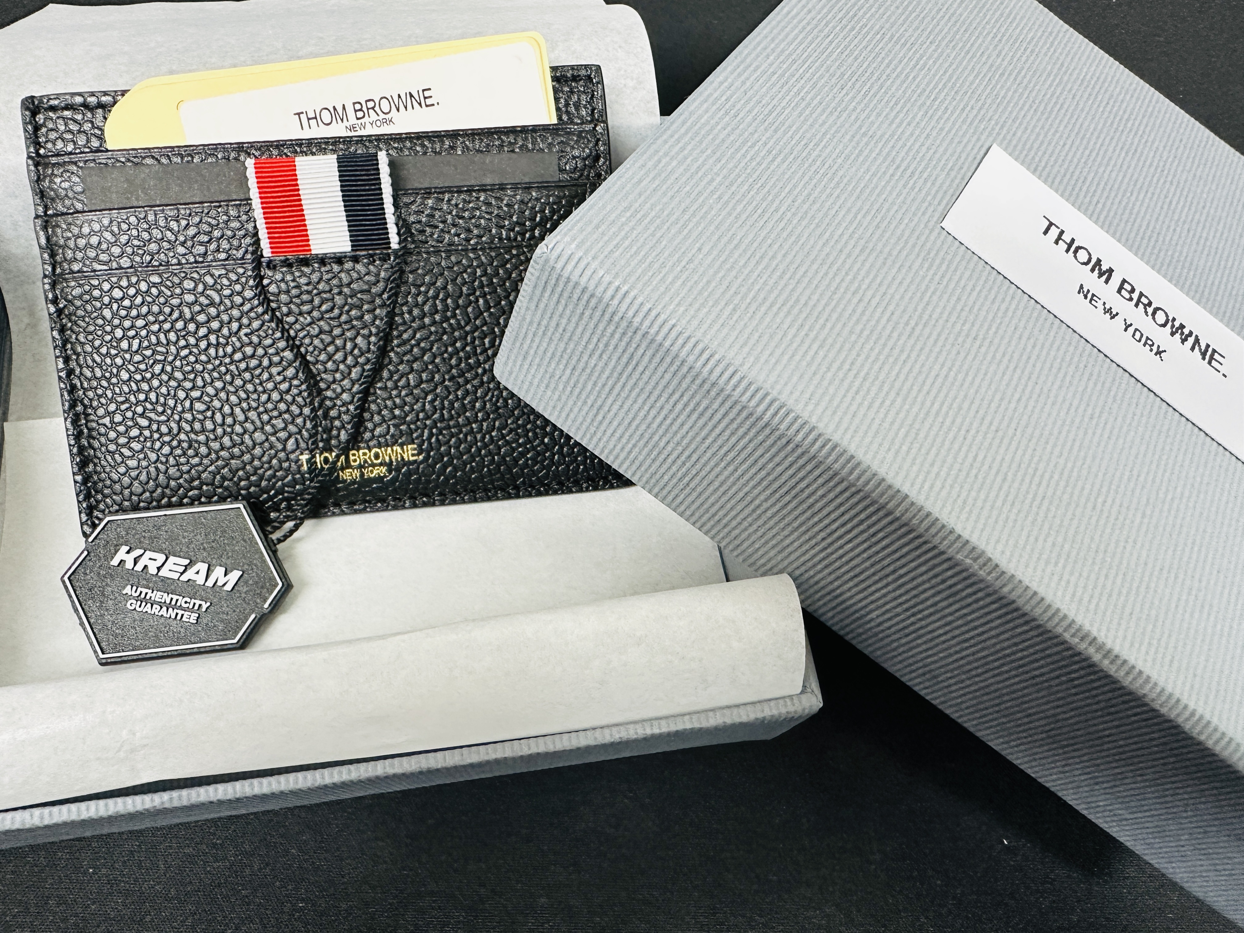 Thom Browne Pebble Grain Leather Stripe Note Compartment Card Holder Black 착용 스타일 - 1