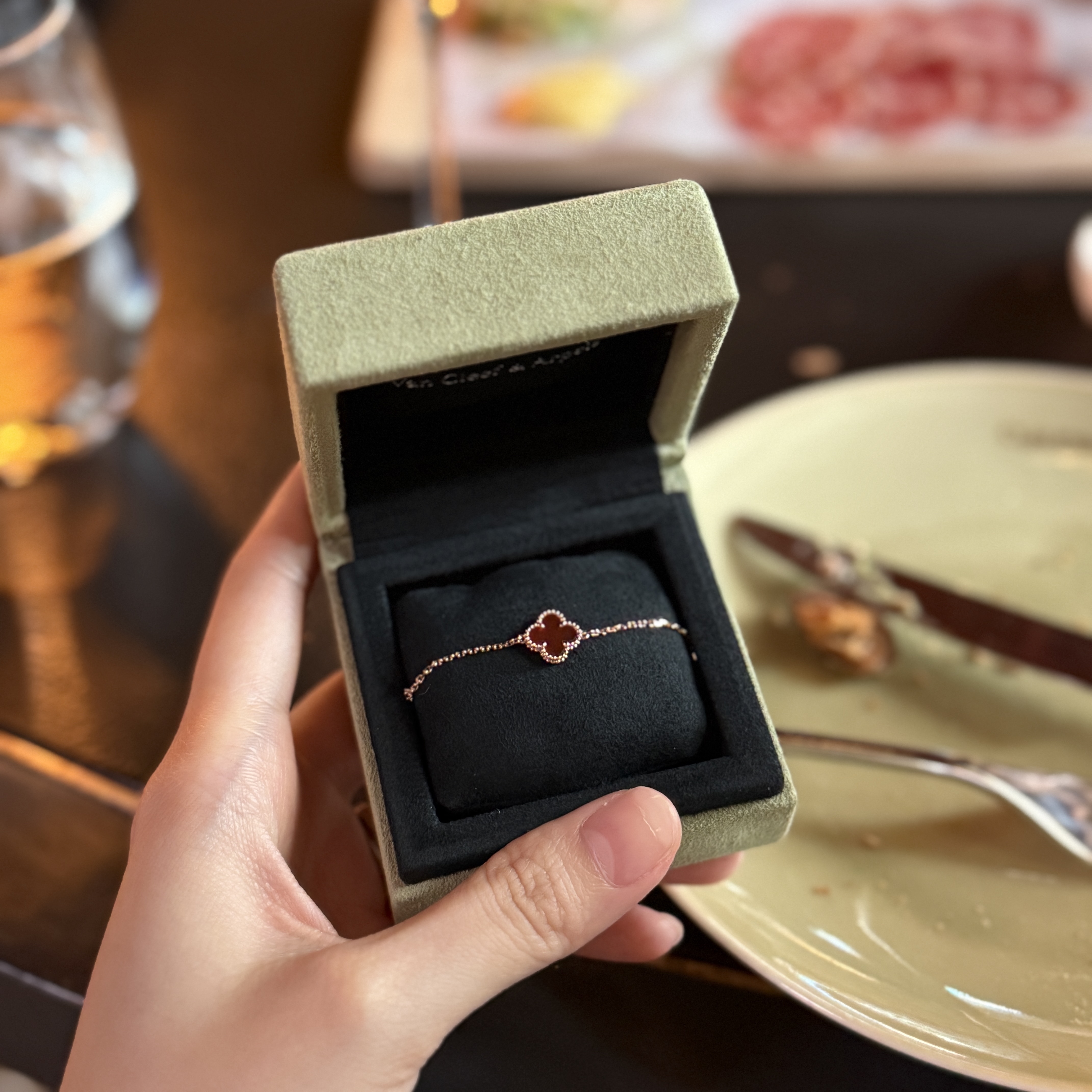 (W) Van Cleef & Arpels Sweet Alhambra Bracelet Rose Gold Carnelian 착용 스타일