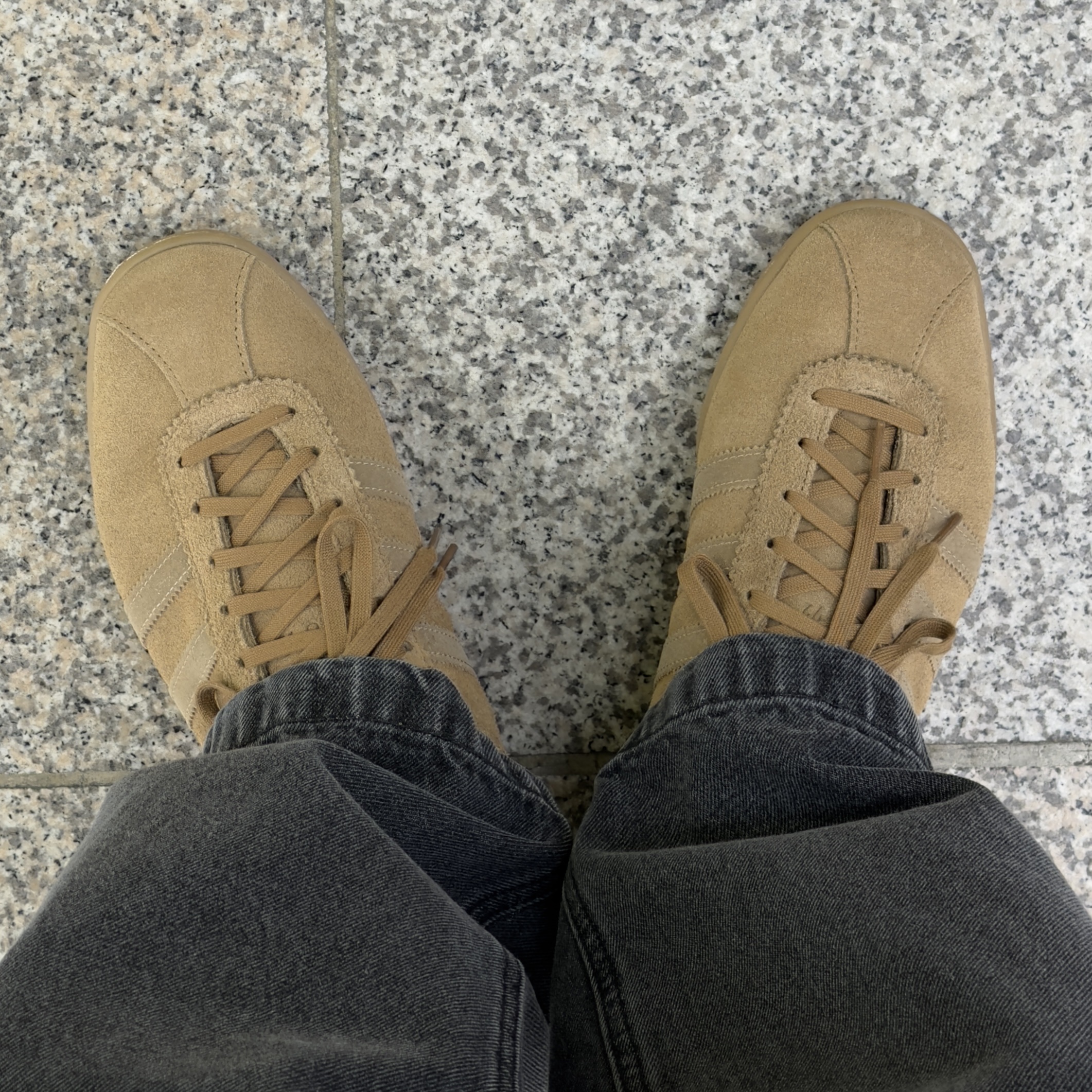 Adidas Tobacco Team Brown Desert Cardboard 착용 스타일