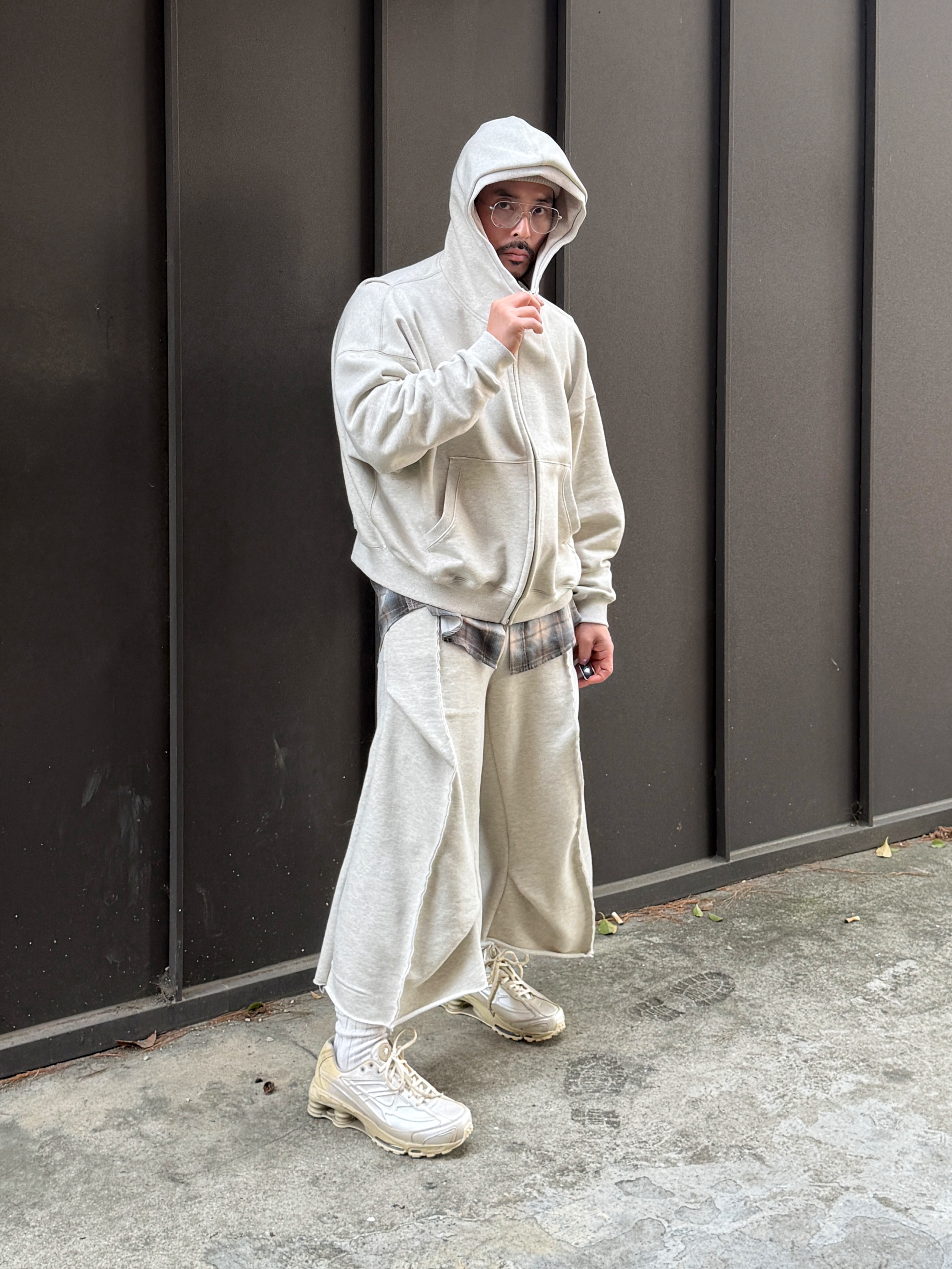 Nike Shox Ride 2 Metallic Silver and Desert Khaki 착용 스타일 - 3