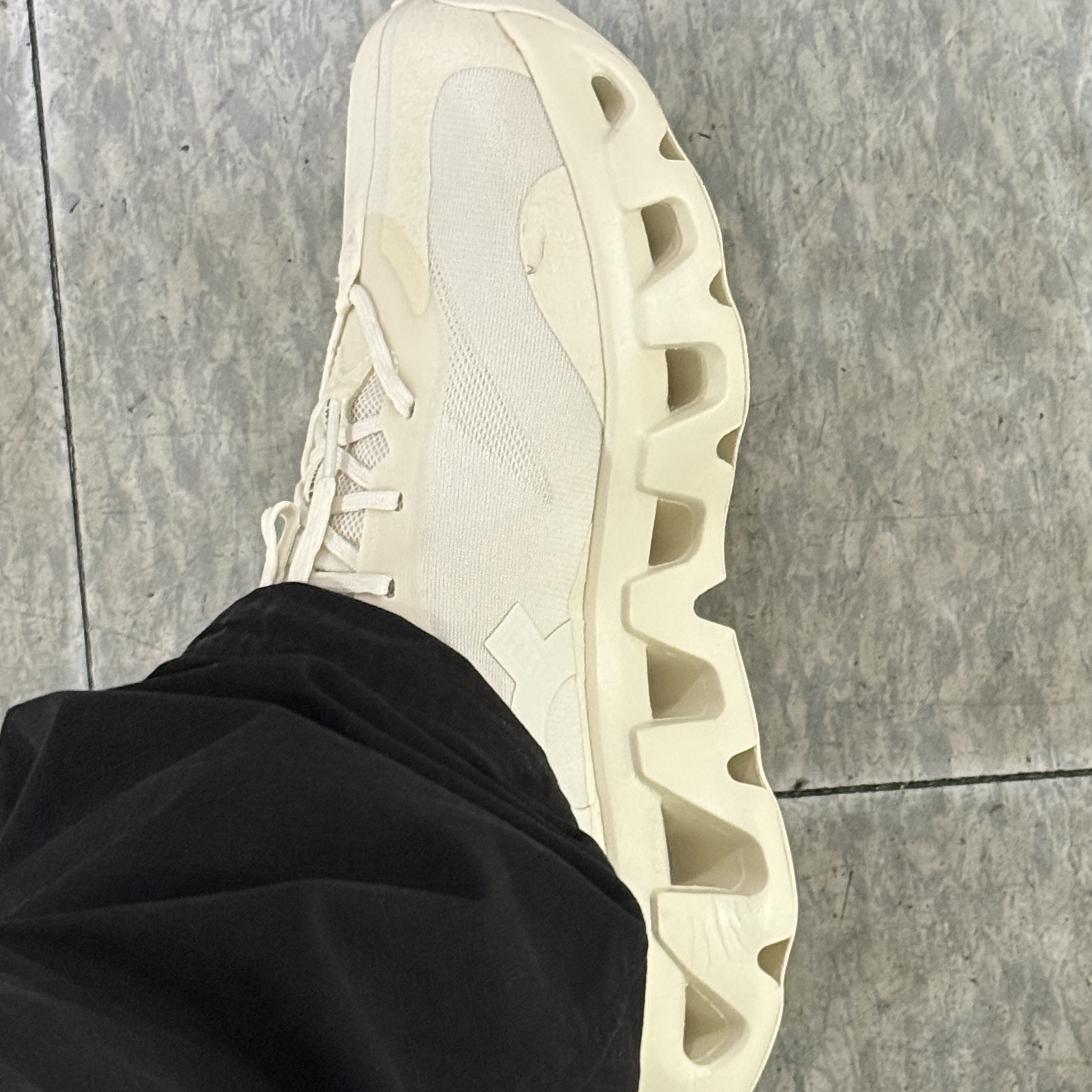 On Running x Kith K-Tech 1 Tofu 착용 스타일 - 1