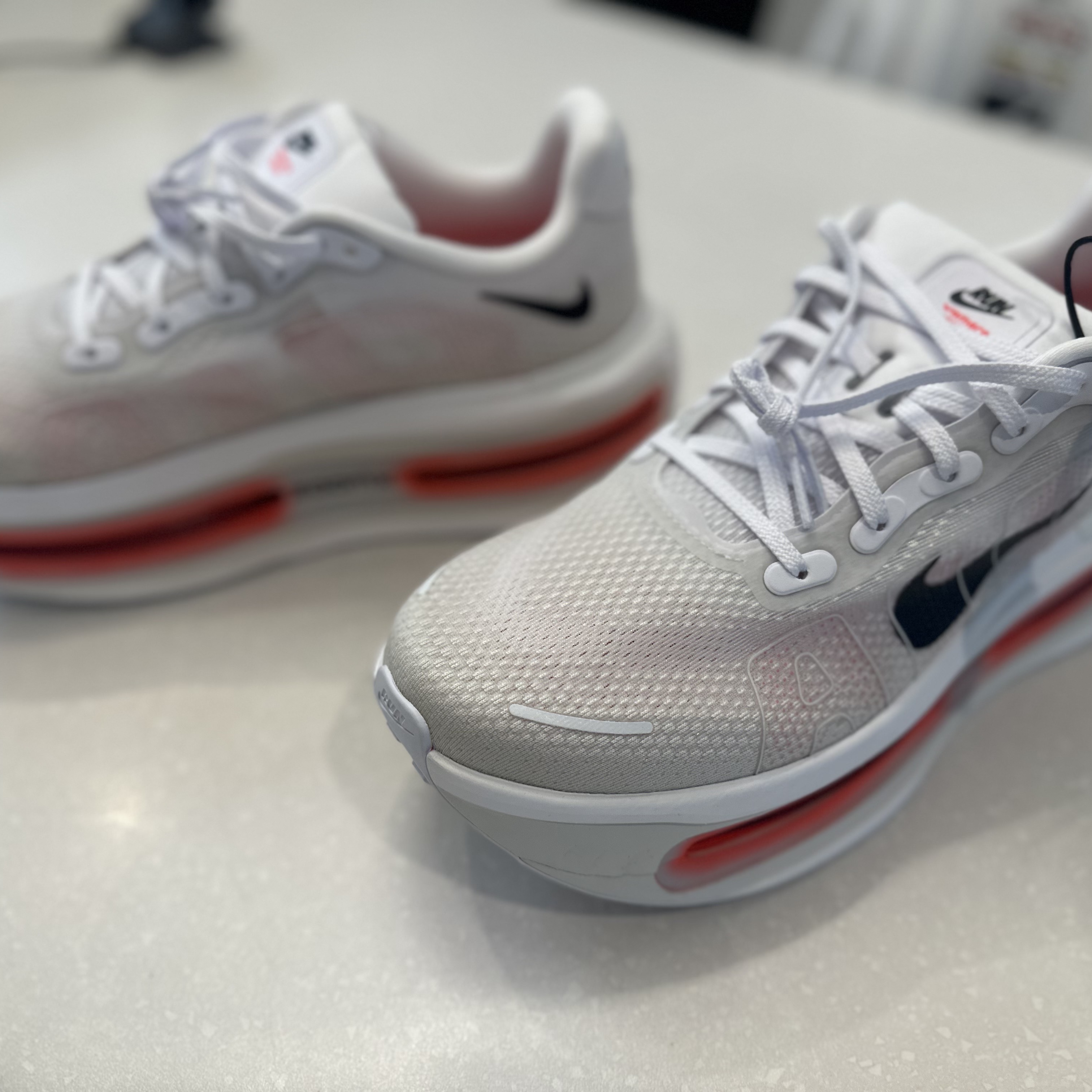 Nike Vomero Premium White Bright Crimson 착용 스타일 - 2