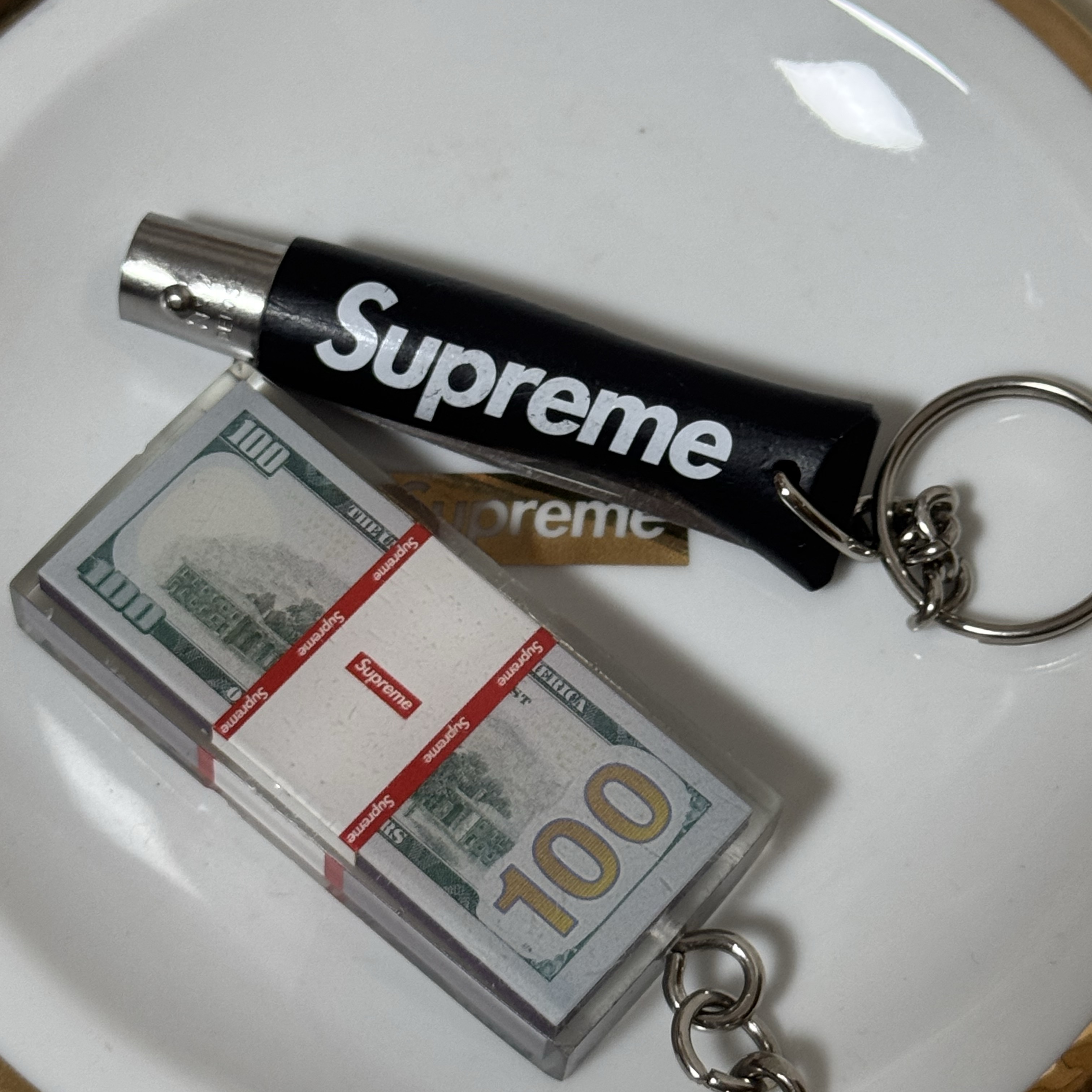Supreme Cash Paperweight Keychain Multicolor - 24FW, Supreme x Opinel No. 4 Knife Keychain Black - 25FW 착용 스타일