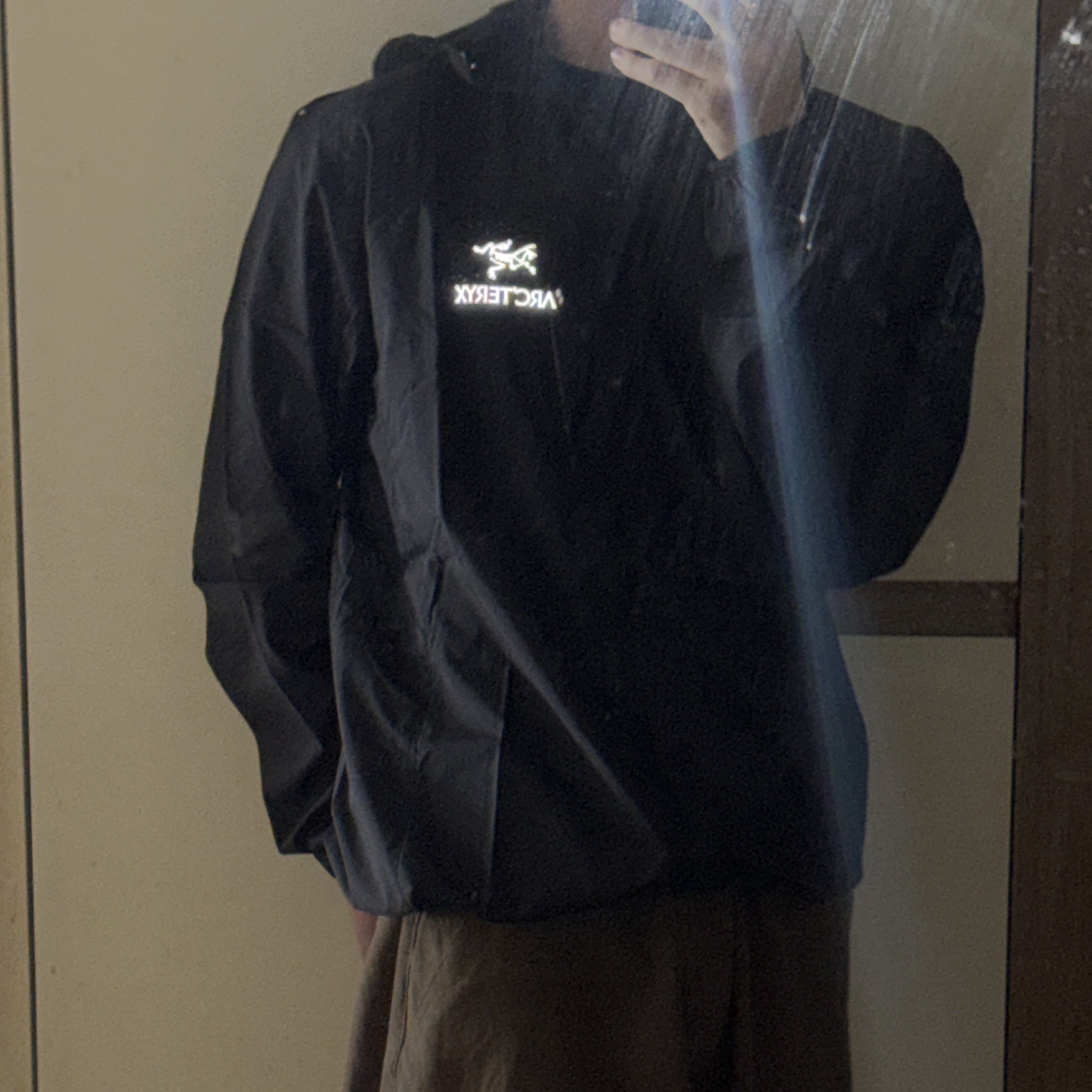 Arc'teryx Squamish Hoody Black, Play Comme des Garcons Red Heart T-Shirt Black 착용 스타일 - 1