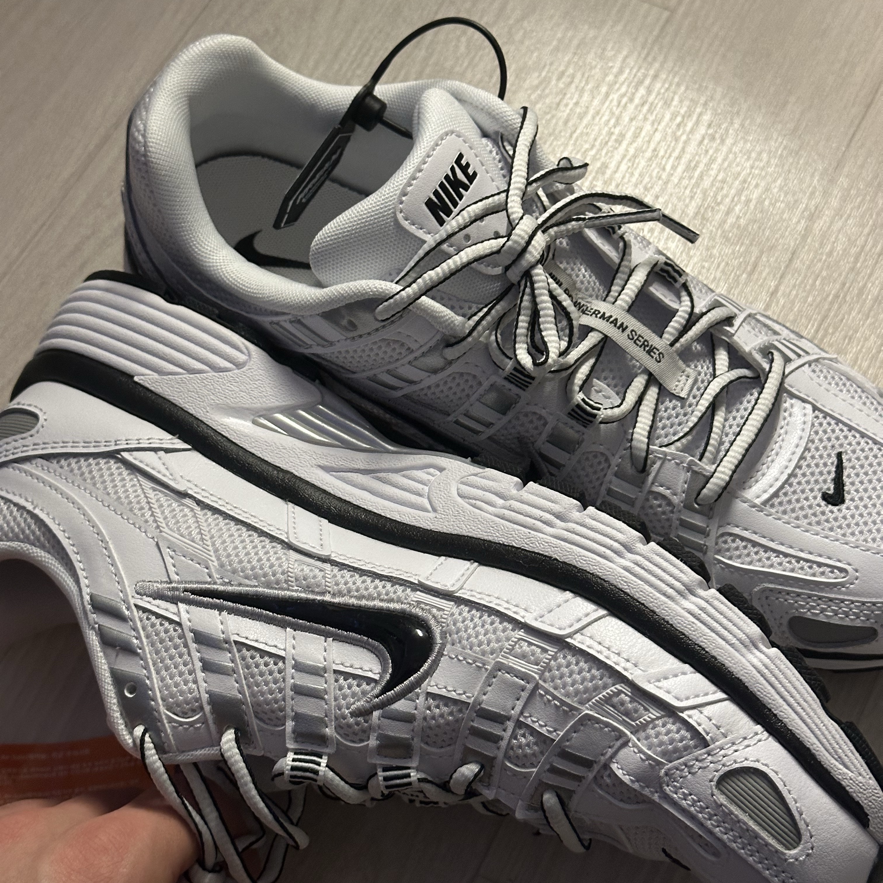 Nike P-6000 White Metallic Silver 착용 스타일 - 3