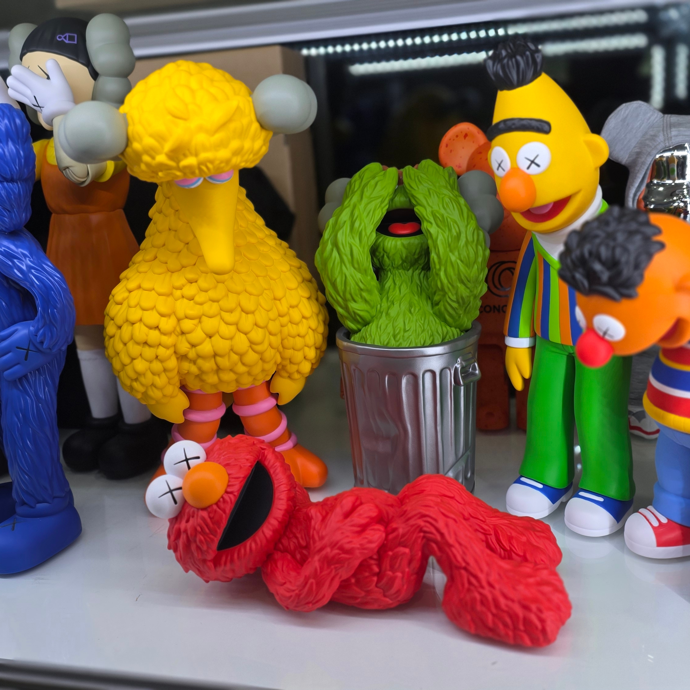 Kaws x Sesame Street Vinyl Figure Full Set (Set of 4) 착용 스타일 - 4