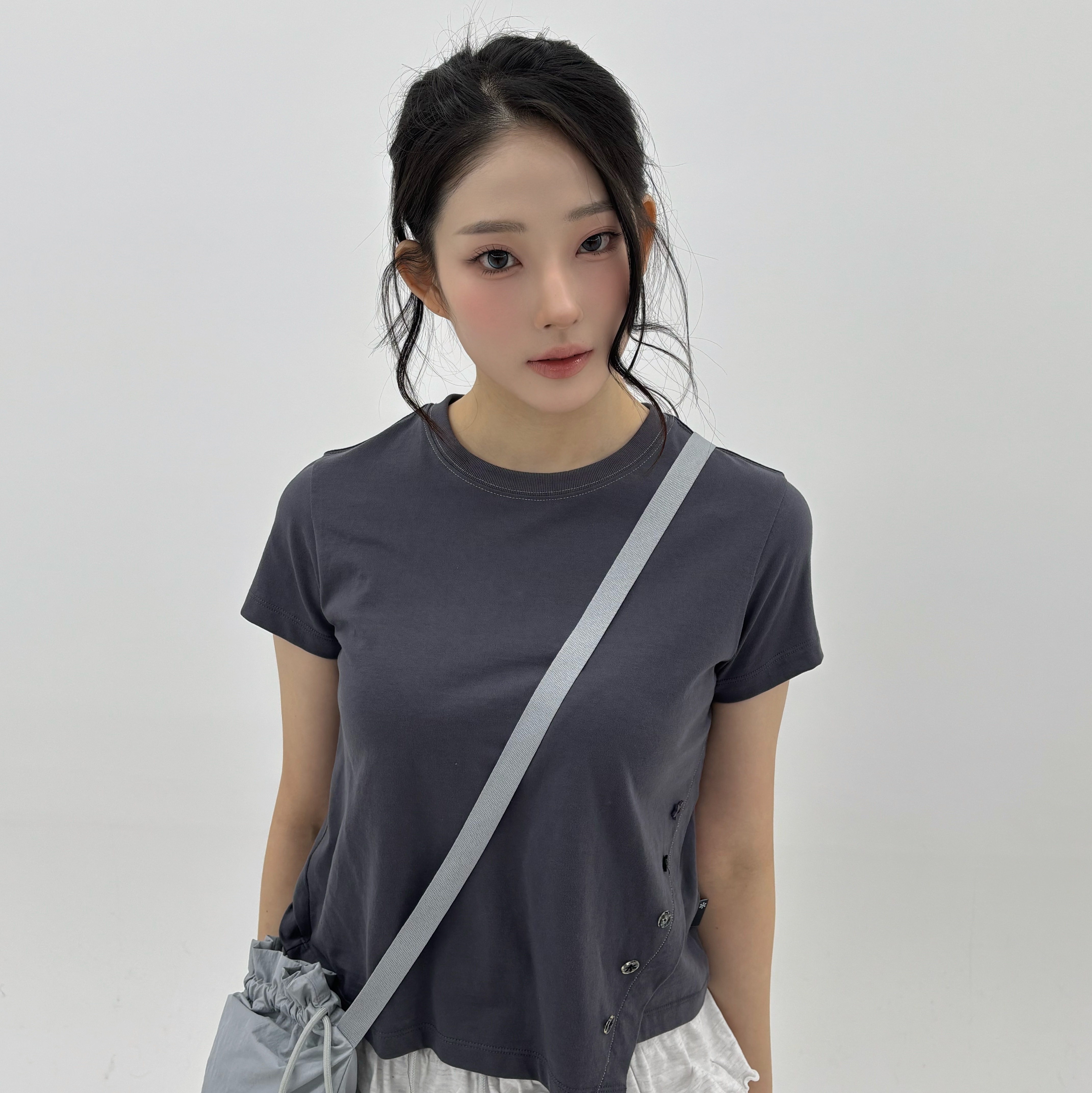 Riomeu Button Unbalanced Short-sleeved T-shirt Charcoal, Riomeu Mini Pouchi Cross Bag Gray 착용 스타일 - 1