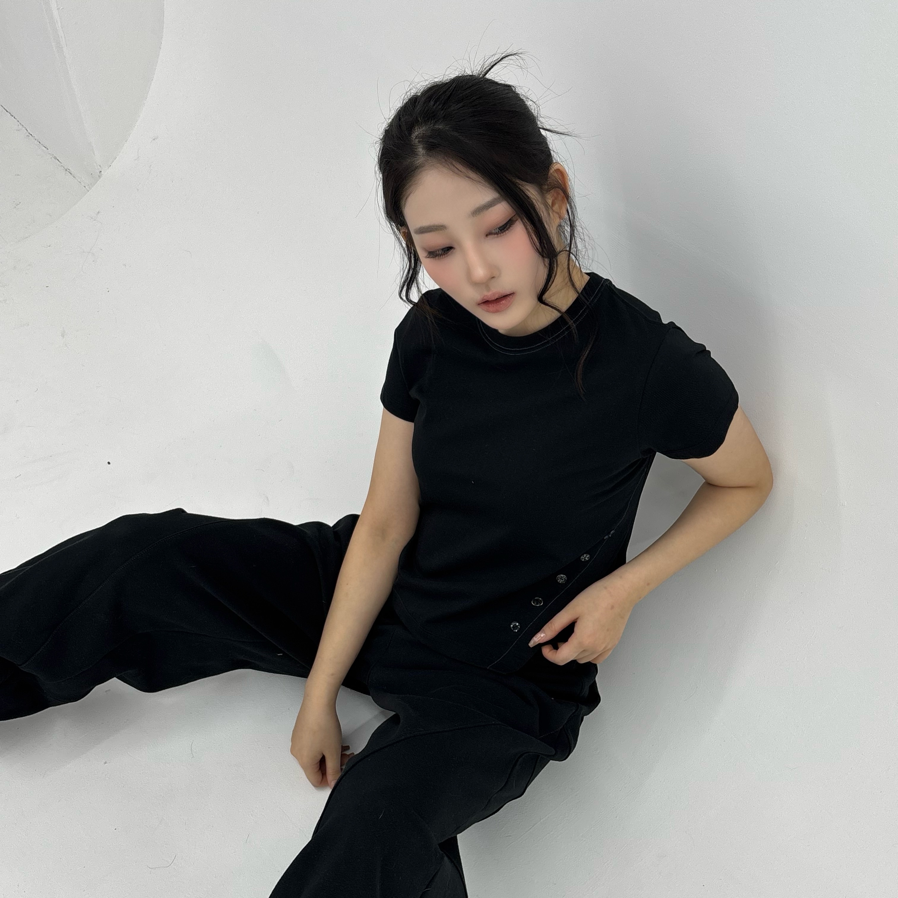Riomeu Button Unbalanced Short-sleeved T-shirt Black, Riomeu Nylon Shoulder Boston Bag Black 착용 스타일 - 2
