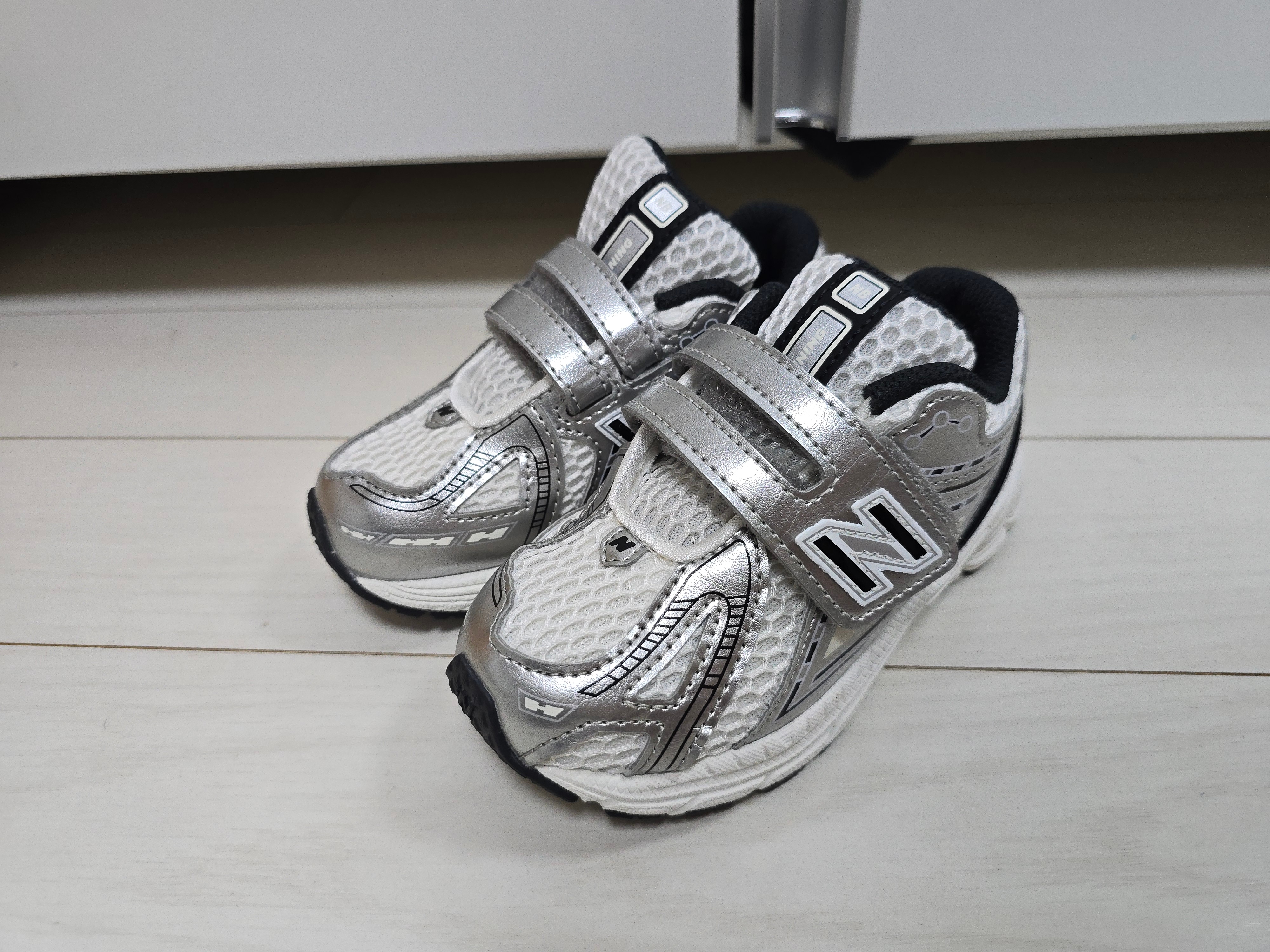 (TD) New Balance 1906 Hook and Loop Silver Metalic Black 착용 스타일