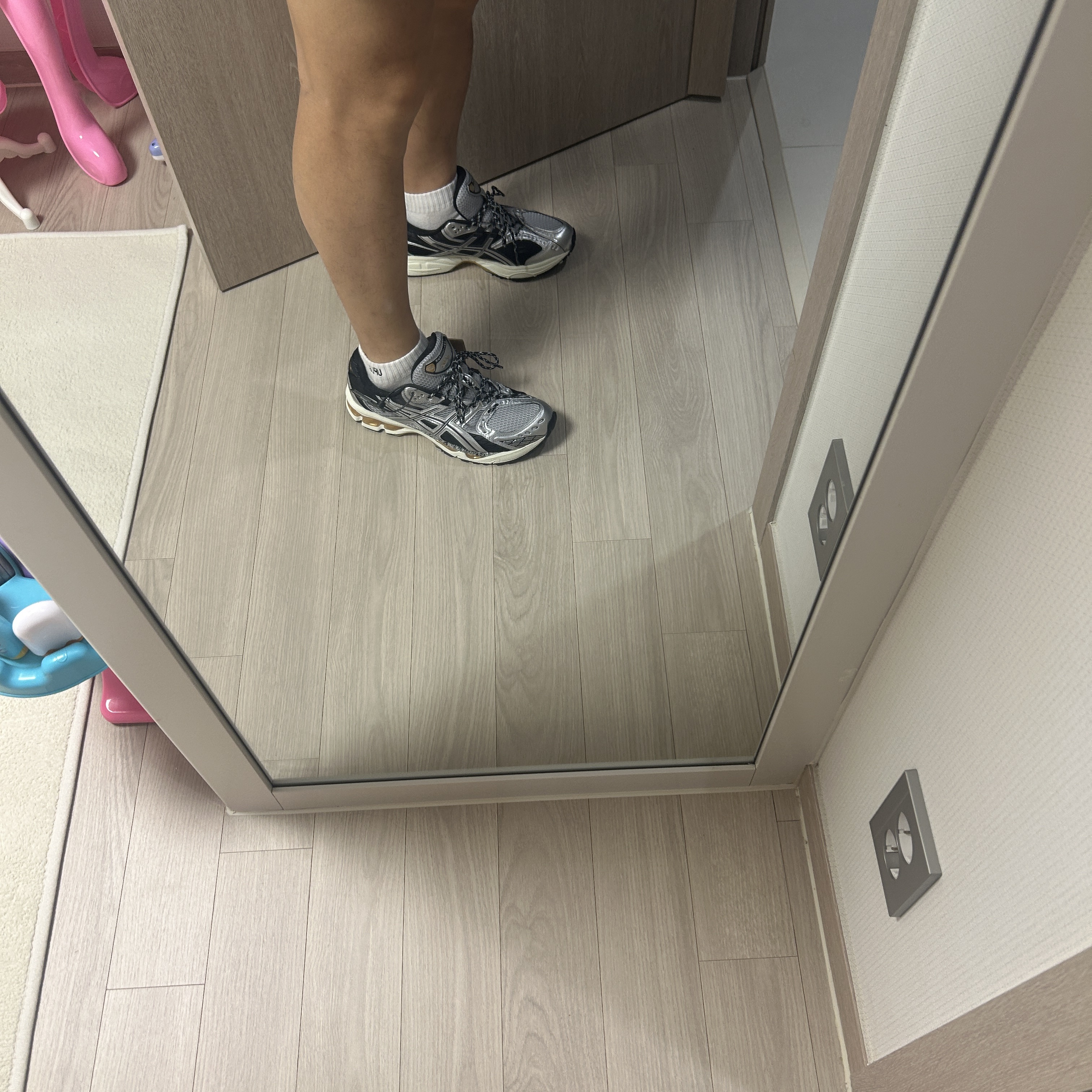 Asics Gel-Nimbus 10.1 Piedmont Grey Pure Silver 착용 스타일
