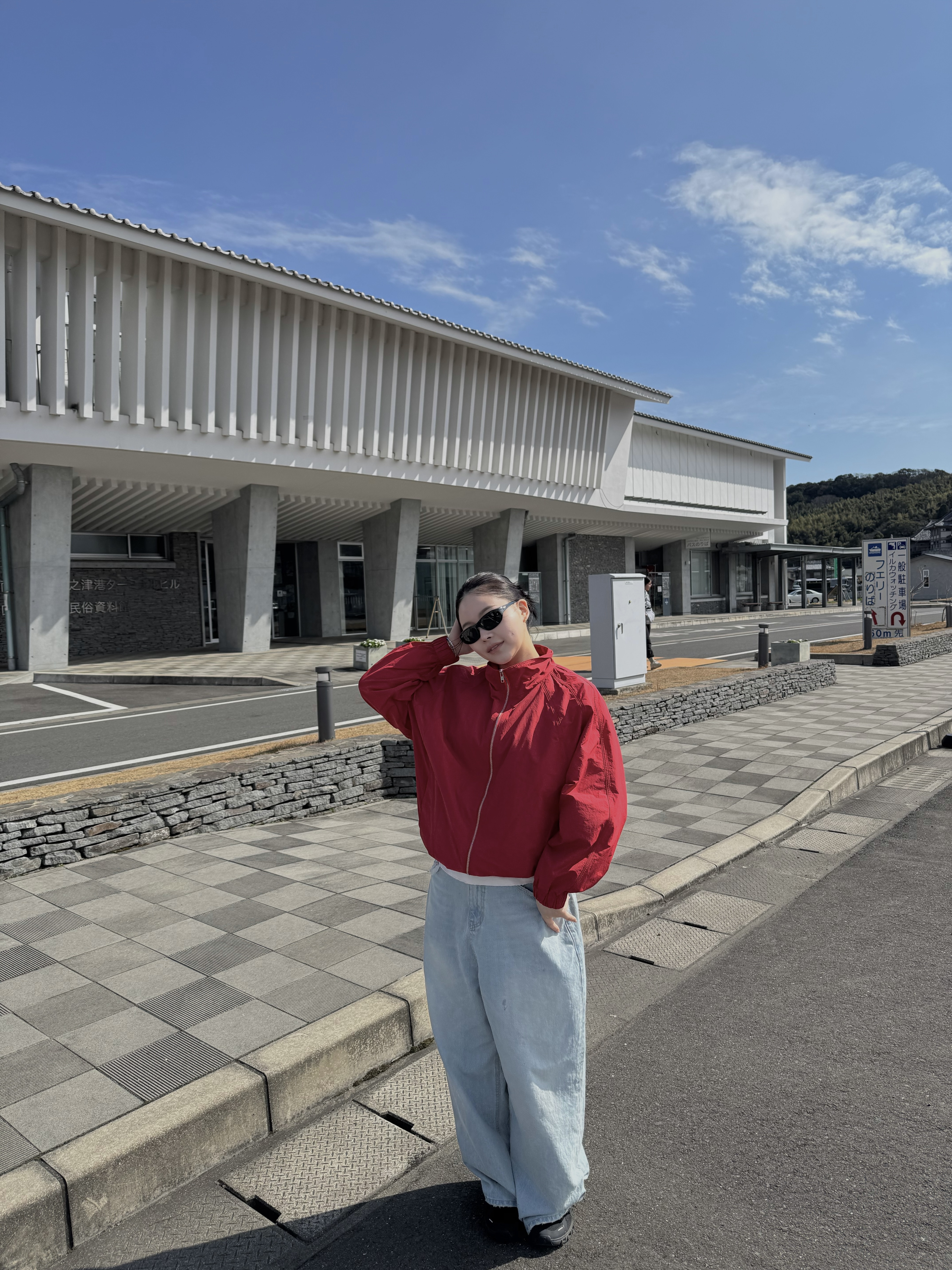 Ray-Ban DADDY-O II Polished Black Frame Green Classic G-15 Lenses, On Running Cloud 6 Black 착용 스타일 - 1