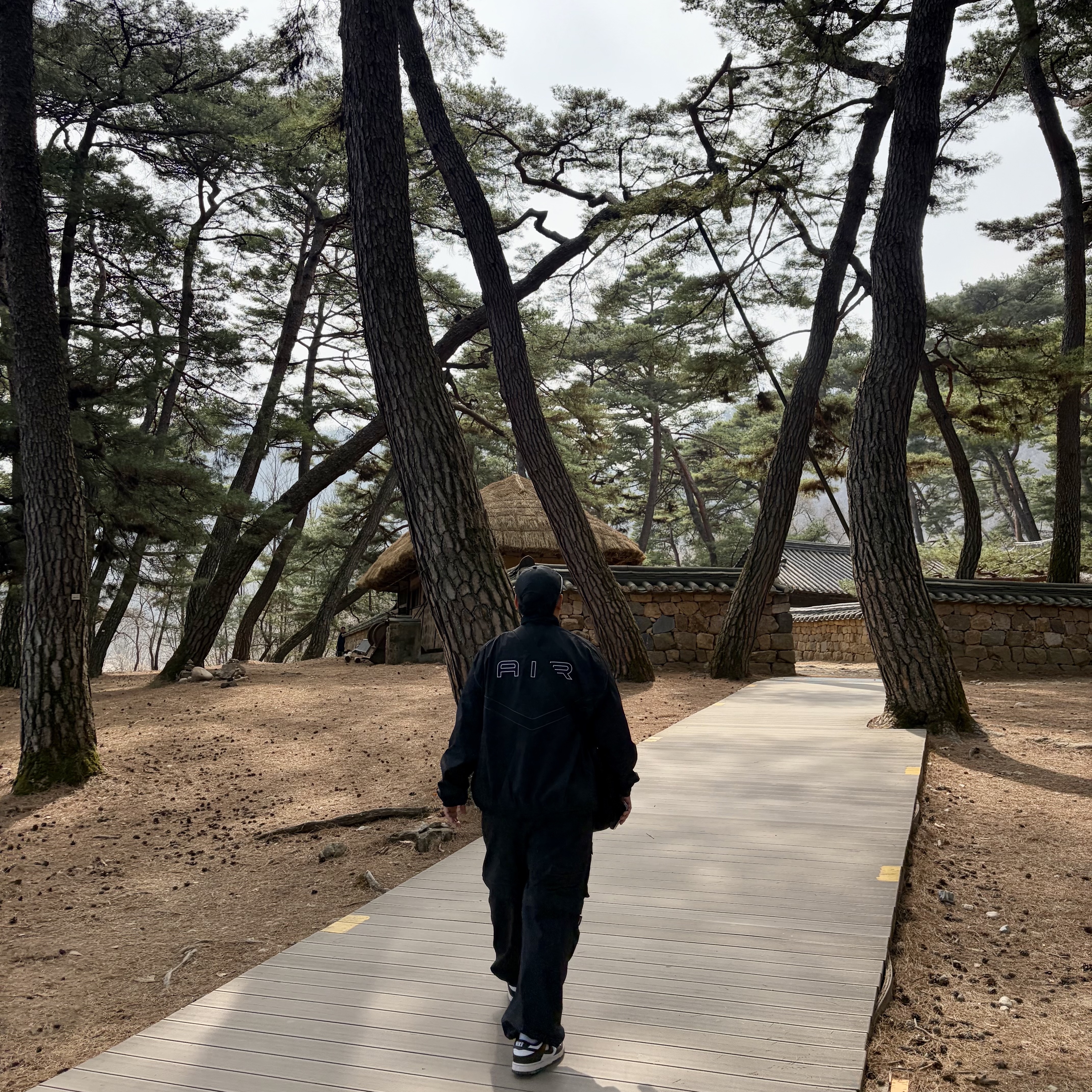 Nike Air Windrunner Track Jacket Black - Asia, Montbell Pocketable Light Shoulder Bag Small Black 착용 스타일 - 3