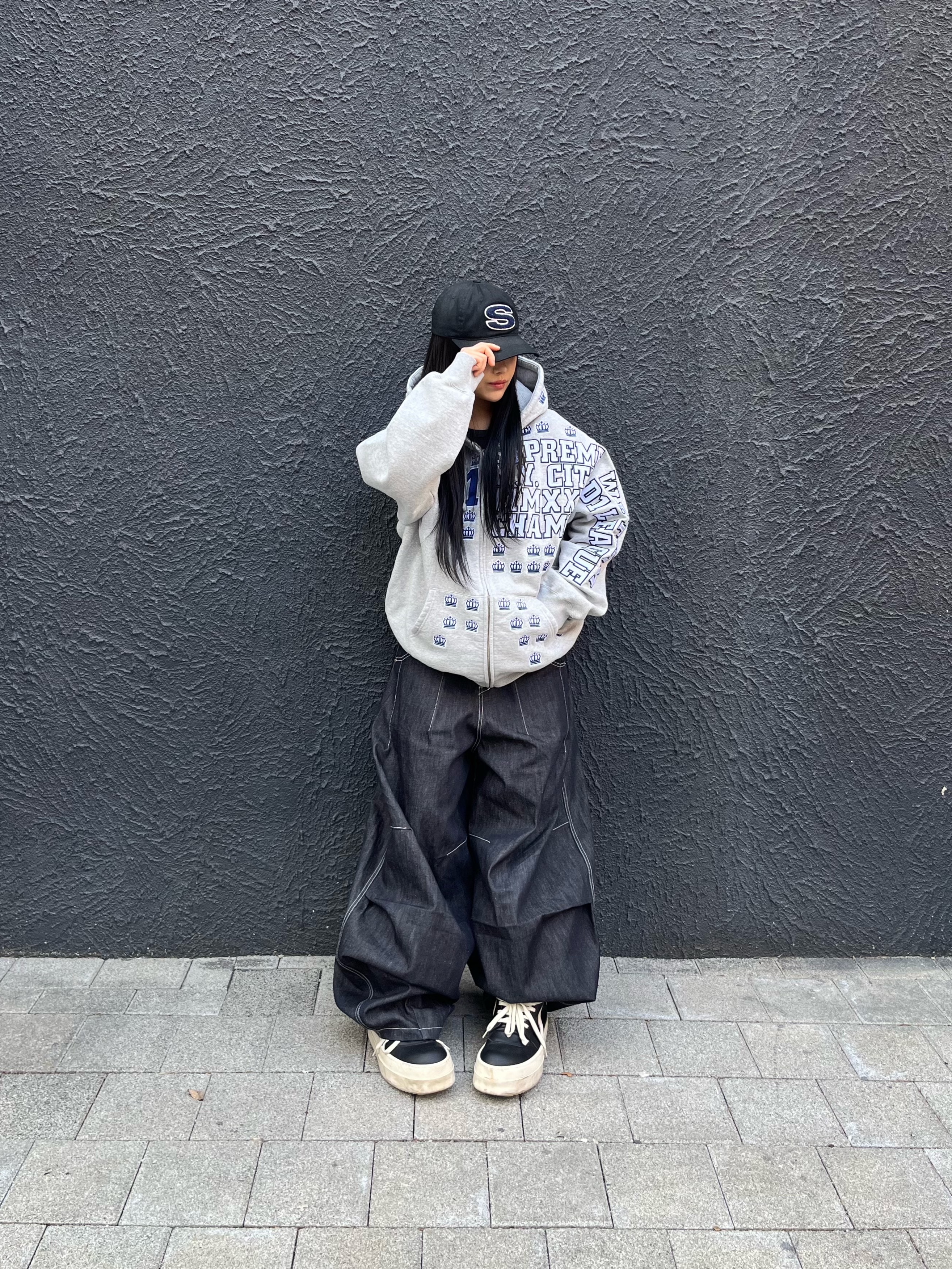 Stussy Chenille S Low Pro Cap Black, Supreme League Champs Zip Up Hooded Sweatshirt Heather Grey - 25FW 착용 스타일 - 1