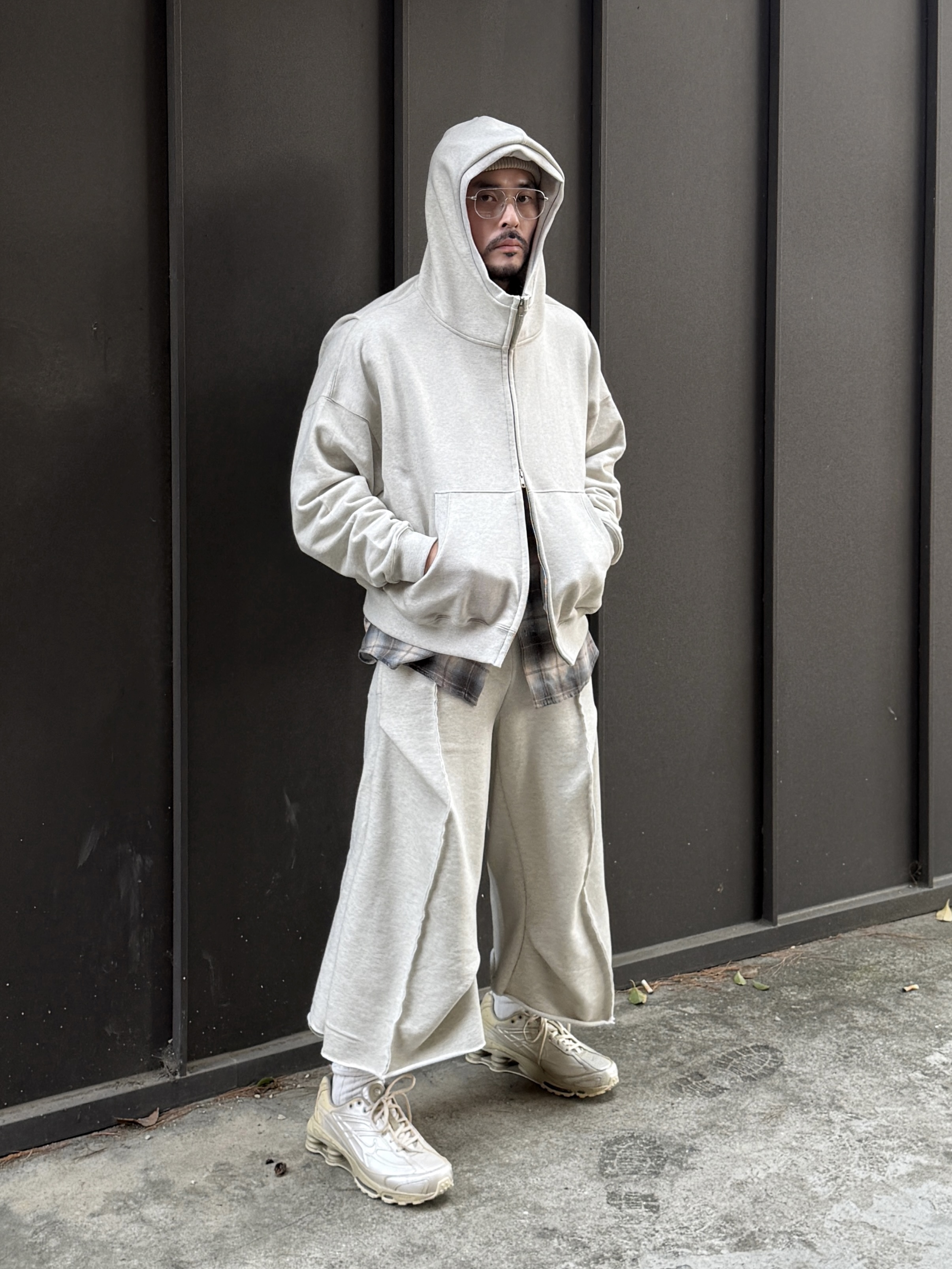 Nike Shox Ride 2 Metallic Silver and Desert Khaki 착용 스타일 - 4