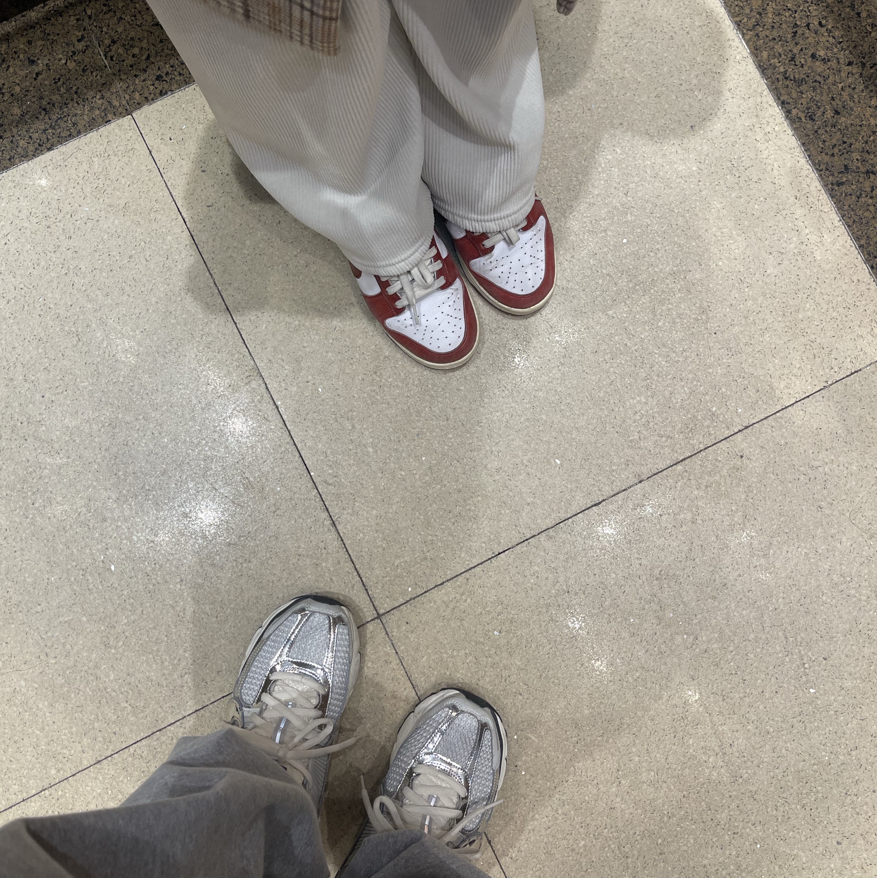 Nike Zoom Vomero 5 Wolf Grey White, (W) Nike Dunk Low Retro PRM Team Red and White 착용 스타일