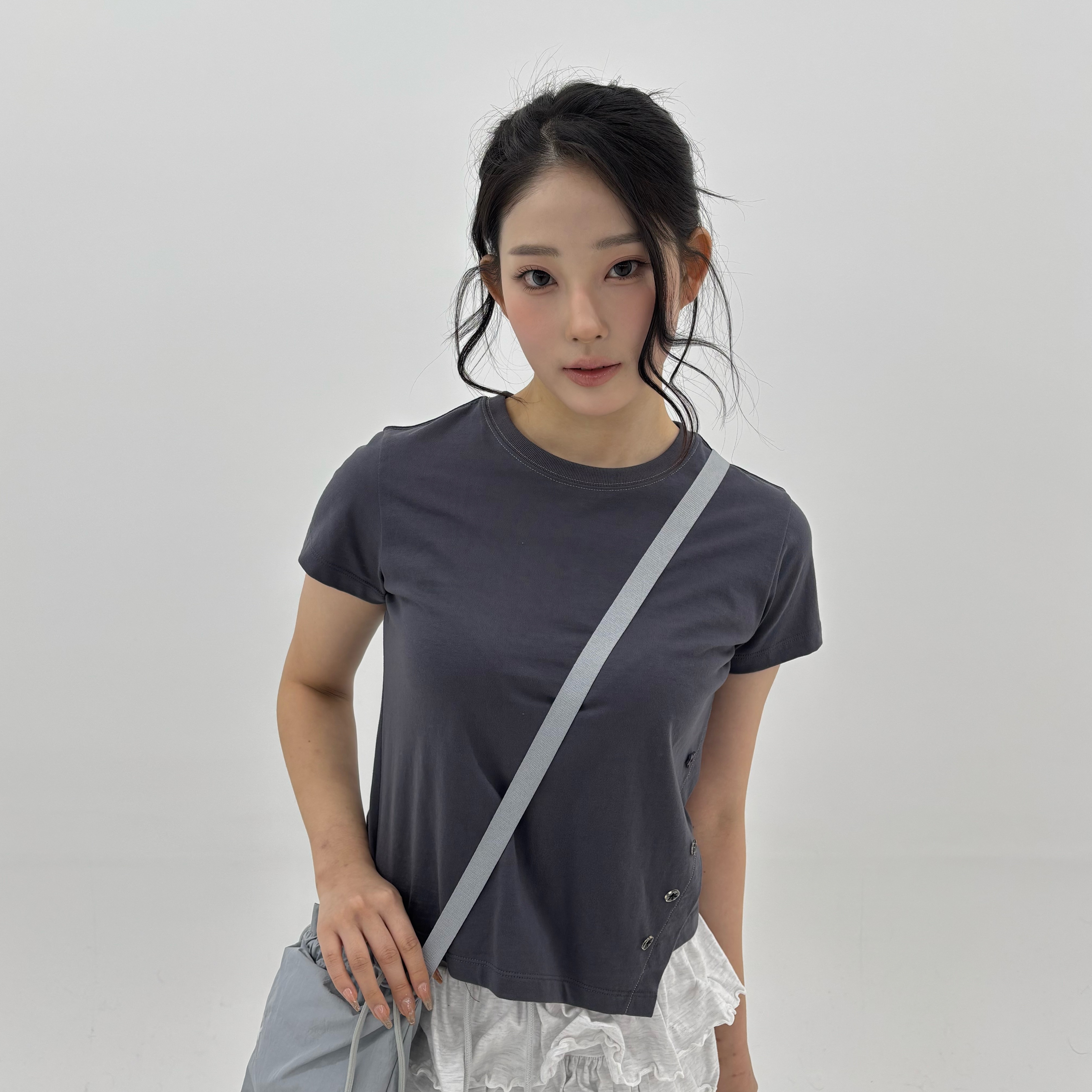 Riomeu Button Unbalanced Short-sleeved T-shirt Charcoal, Riomeu Mini Pouchi Cross Bag Gray 착용 스타일 - 2