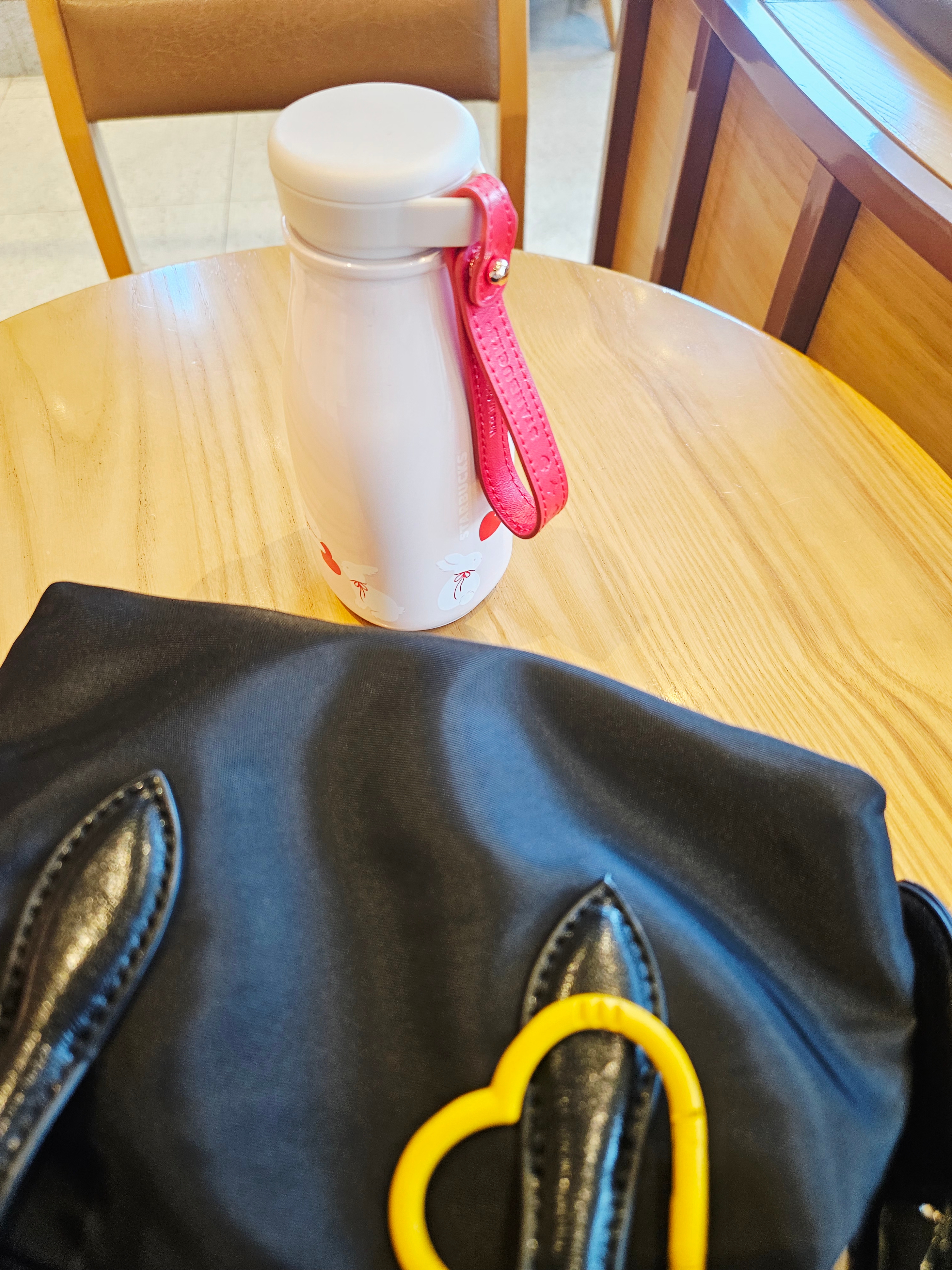 (W) COS Hooded Shearling Gilet Off White, Human Made Heart Carabiner Yellow 착용 스타일 - 2