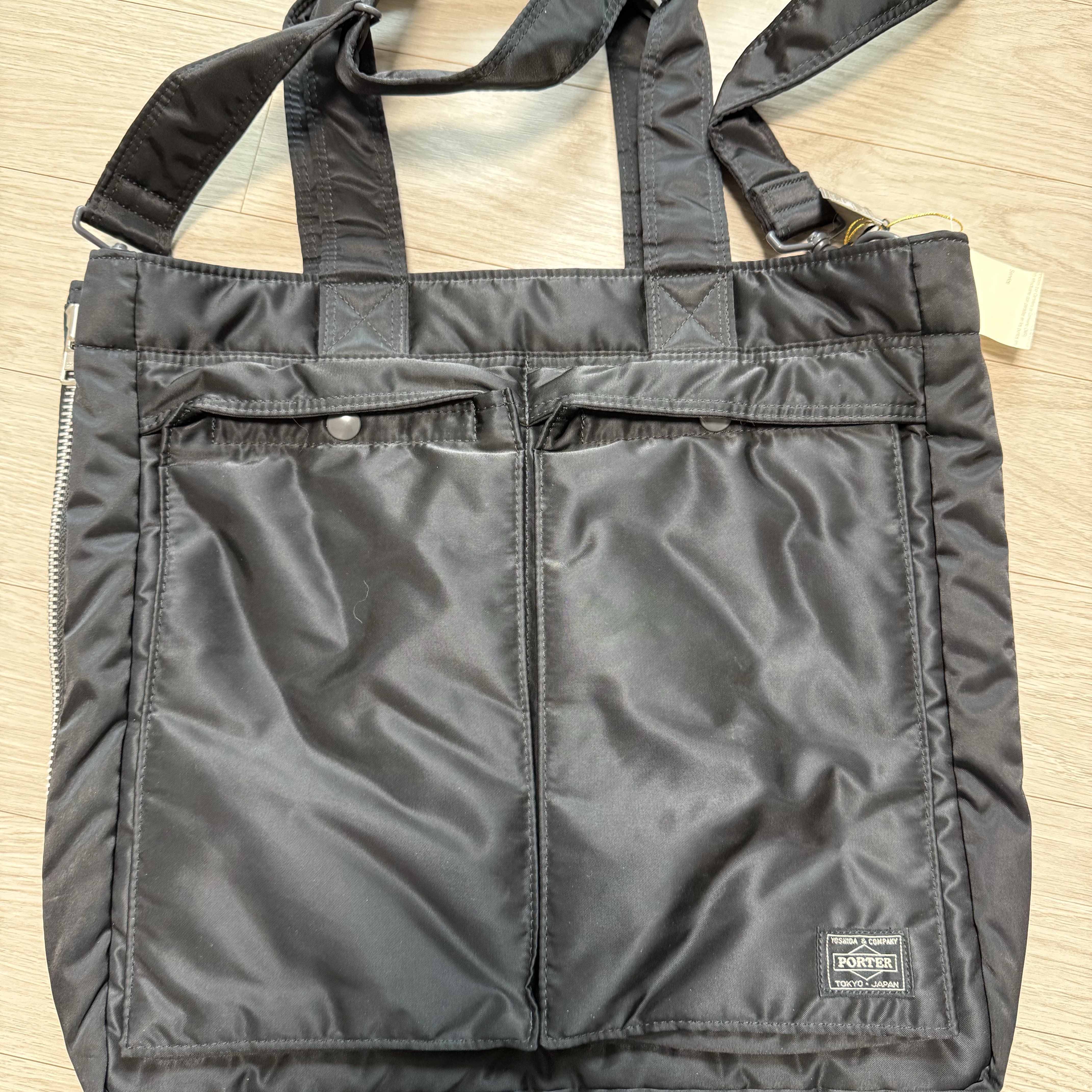 Porter Tanker 2Way Tote Bag Black 착용 스타일 - 1