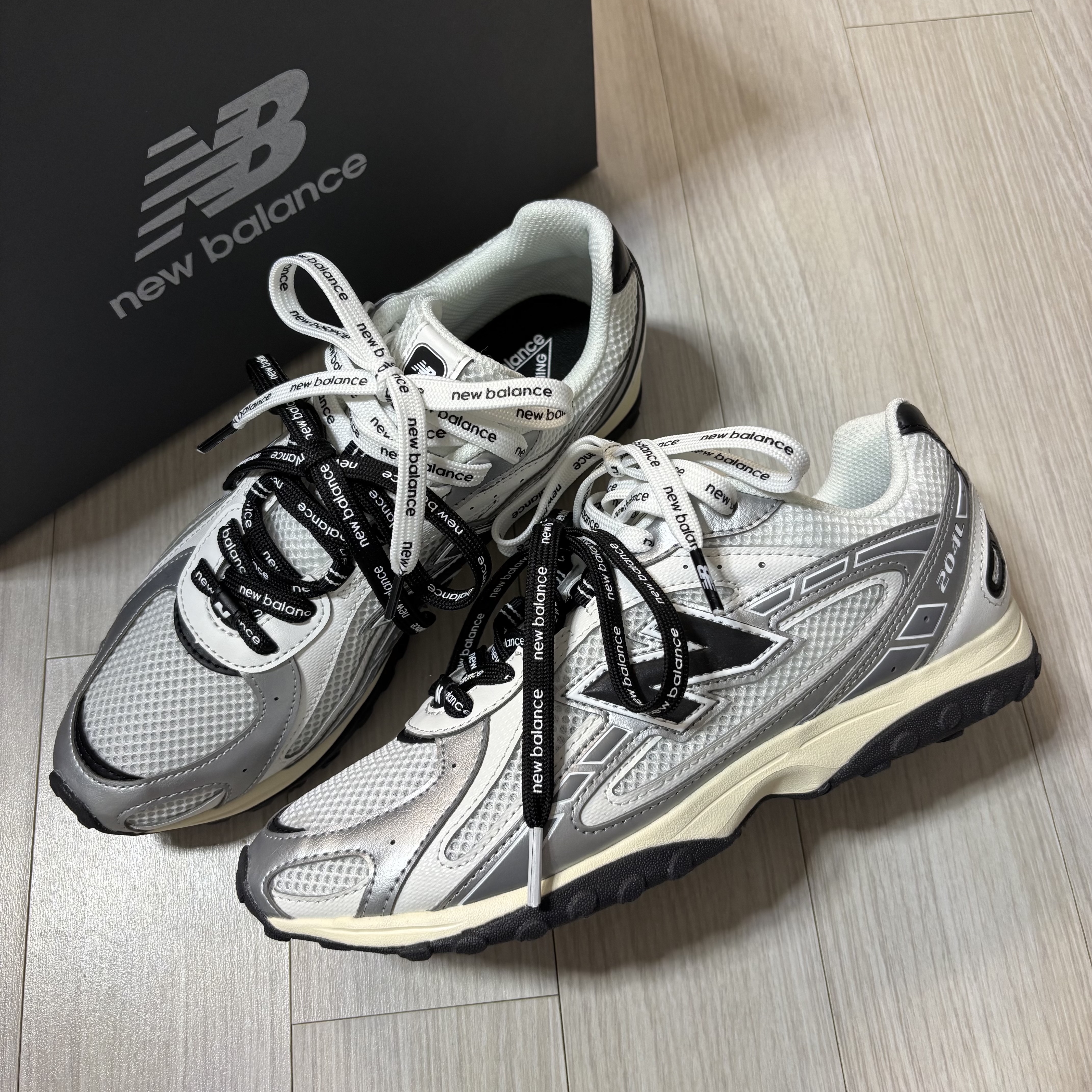 New Balance 204L Silver Metallic Black 착용 스타일 - 2