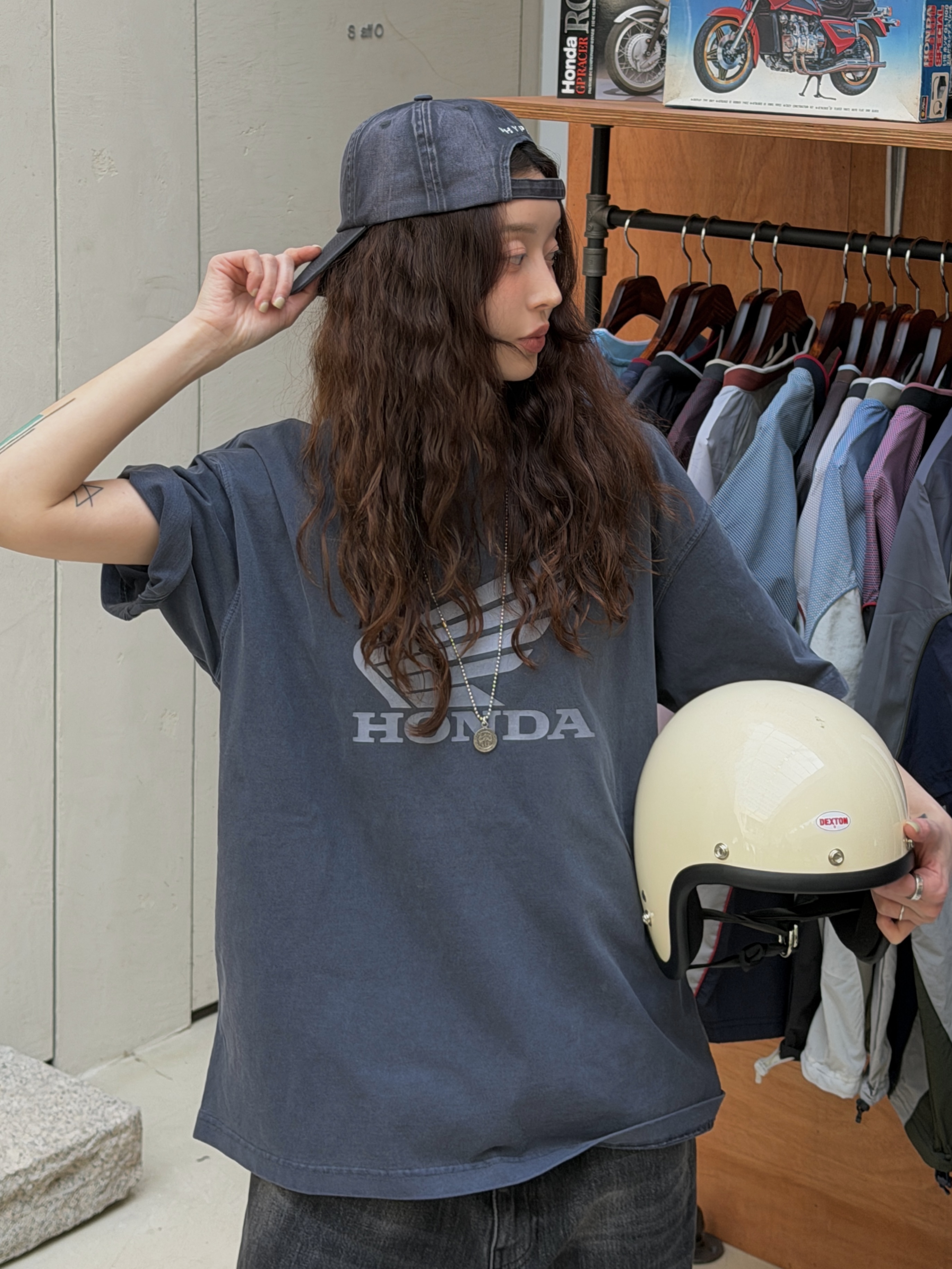 Honda Twill Multi Patch Motorcycle Jacket Ivory, Honda Original Wing Logo Vintage Cap Charcoal 착용 스타일 - 2