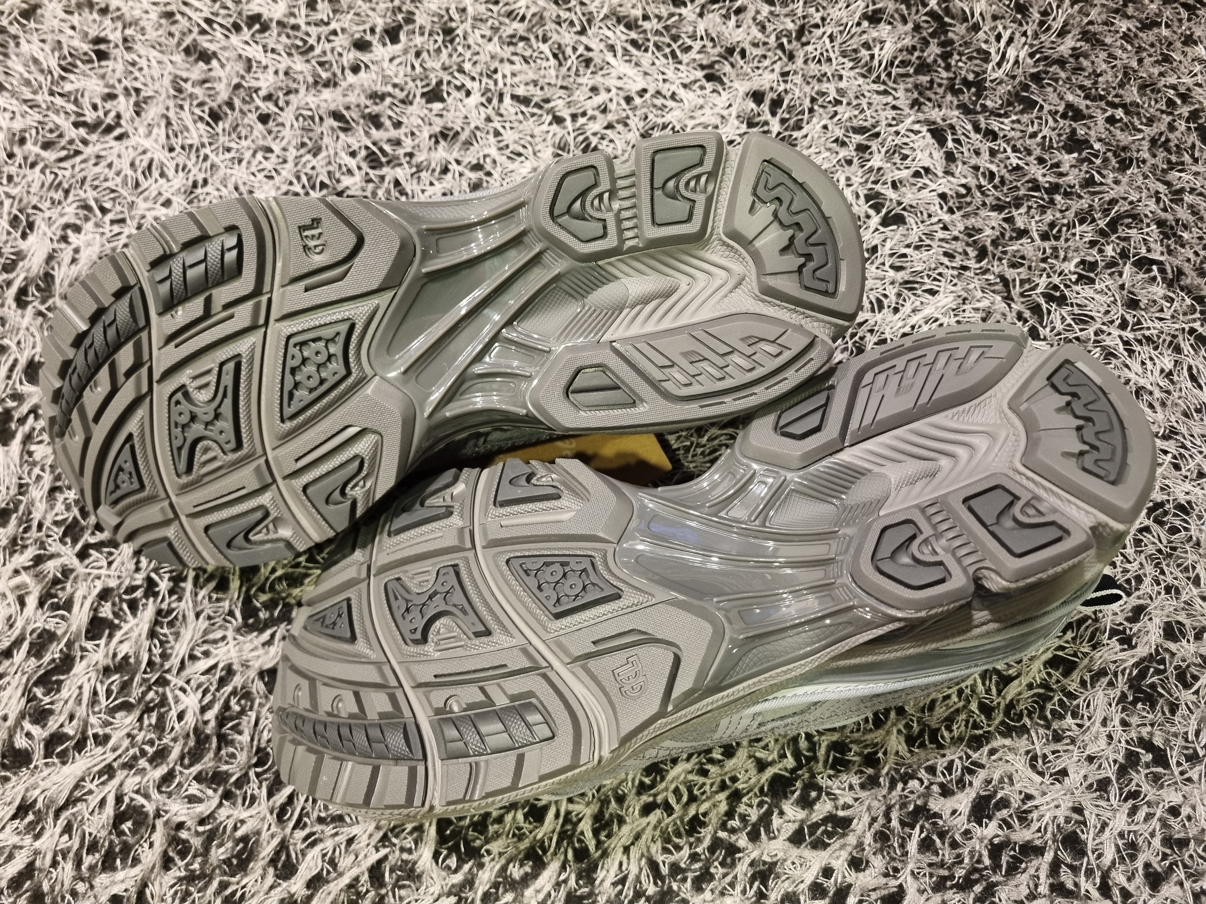Asics x Thom Browne Gel-Kayano 14 Grey 착용 스타일 - 7