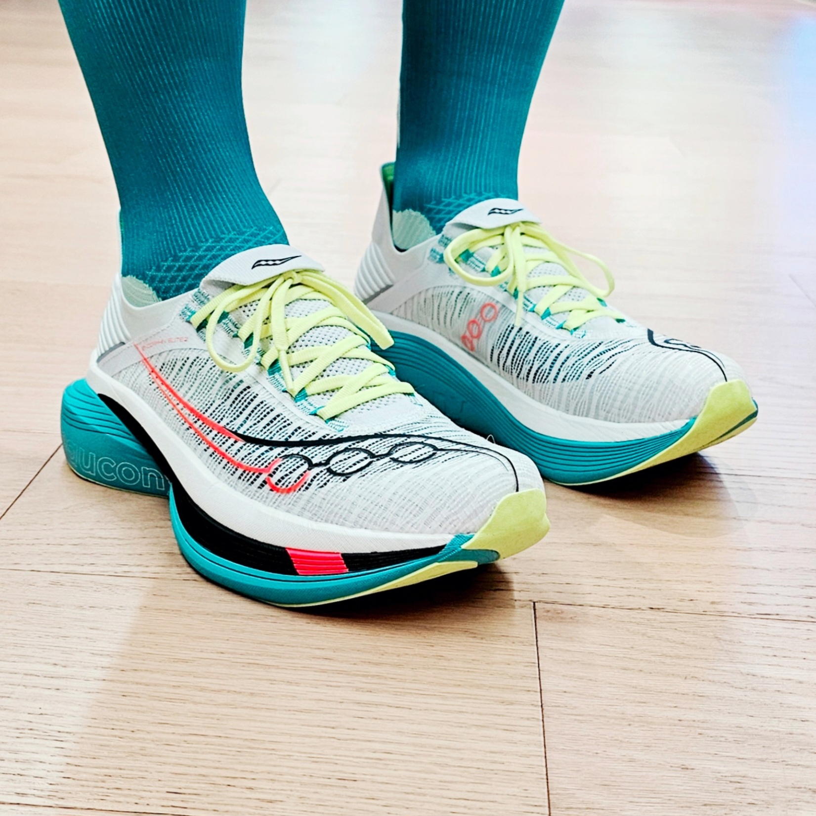 Saucony Endorphin Elite 2 White Mutant 착용 스타일
