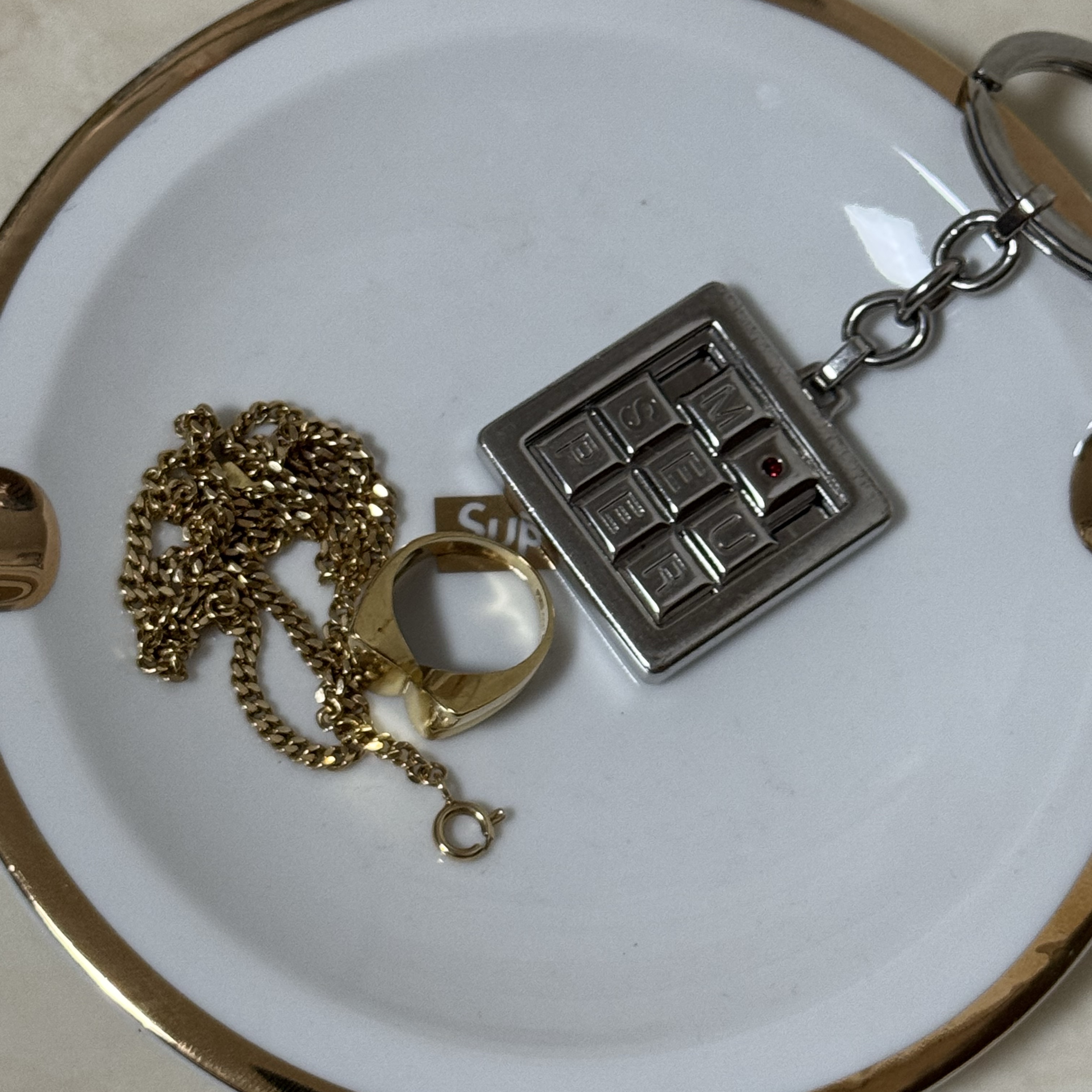 Supreme Puzzle Keychain Silver - 25SS 착용 스타일