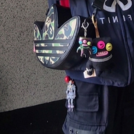 Adidas x BAPE Trefoil Shoulder Bag Black 착용 스타일 - 3