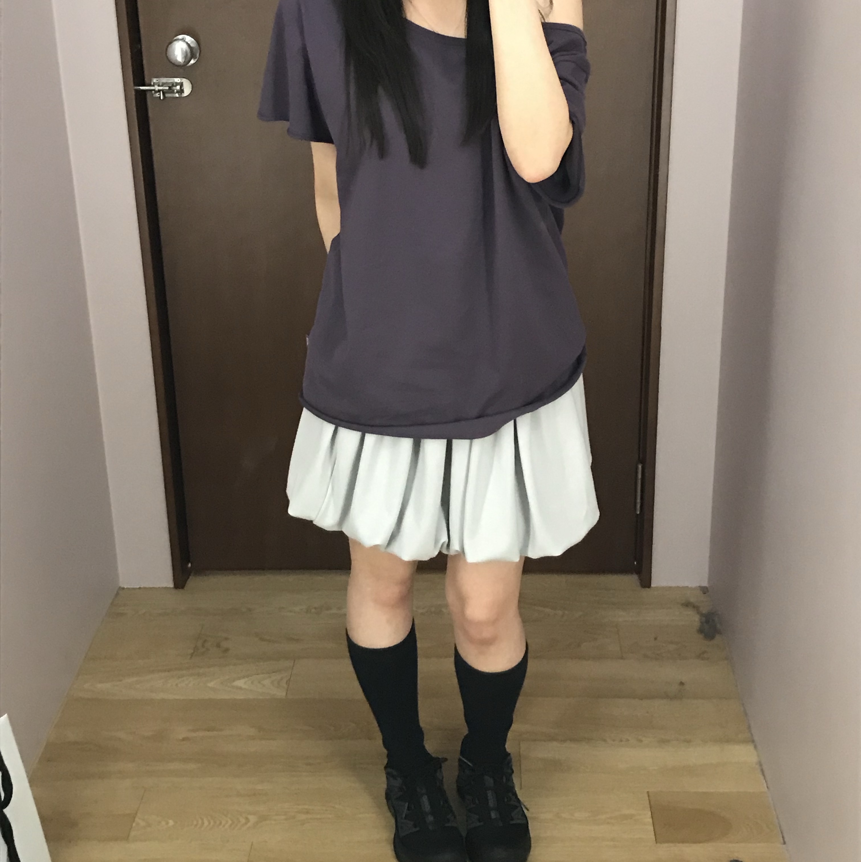 COYSEIO 038 Jersey Pumpkin Skirt Light Grey, COYSEIO 038 Loose Off-Shoulder T-Shirt Purple 착용 스타일