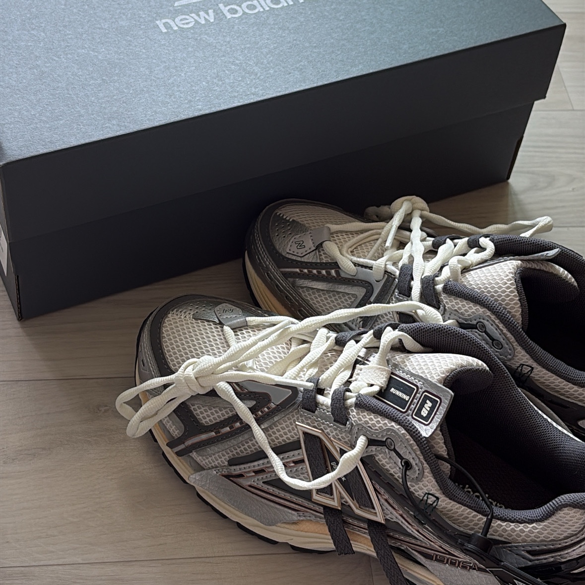 New Balance 1906A Silver Metallic Castlerock 착용 스타일