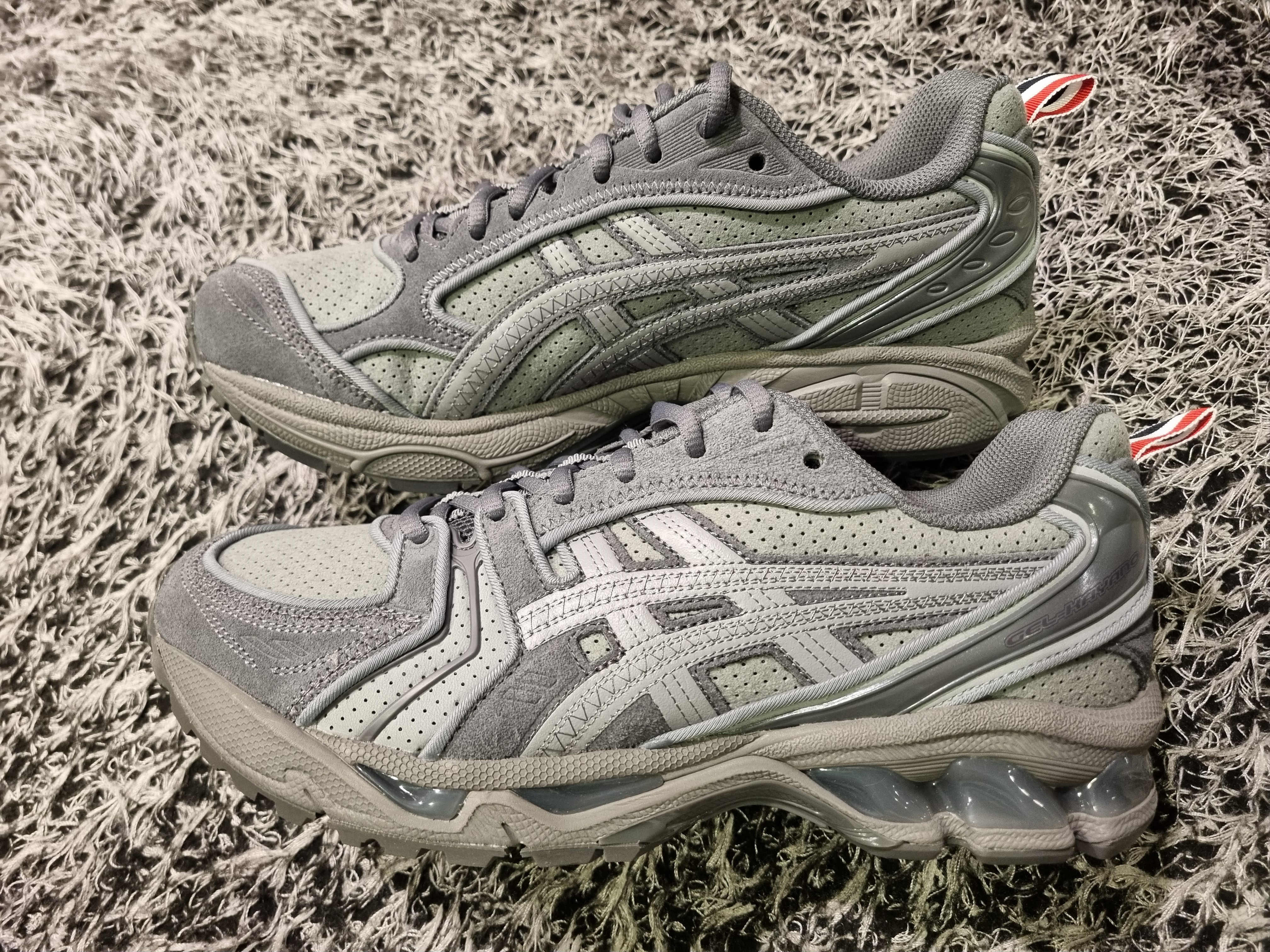 Asics x Thom Browne Gel-Kayano 14 Grey 착용 스타일 - 3