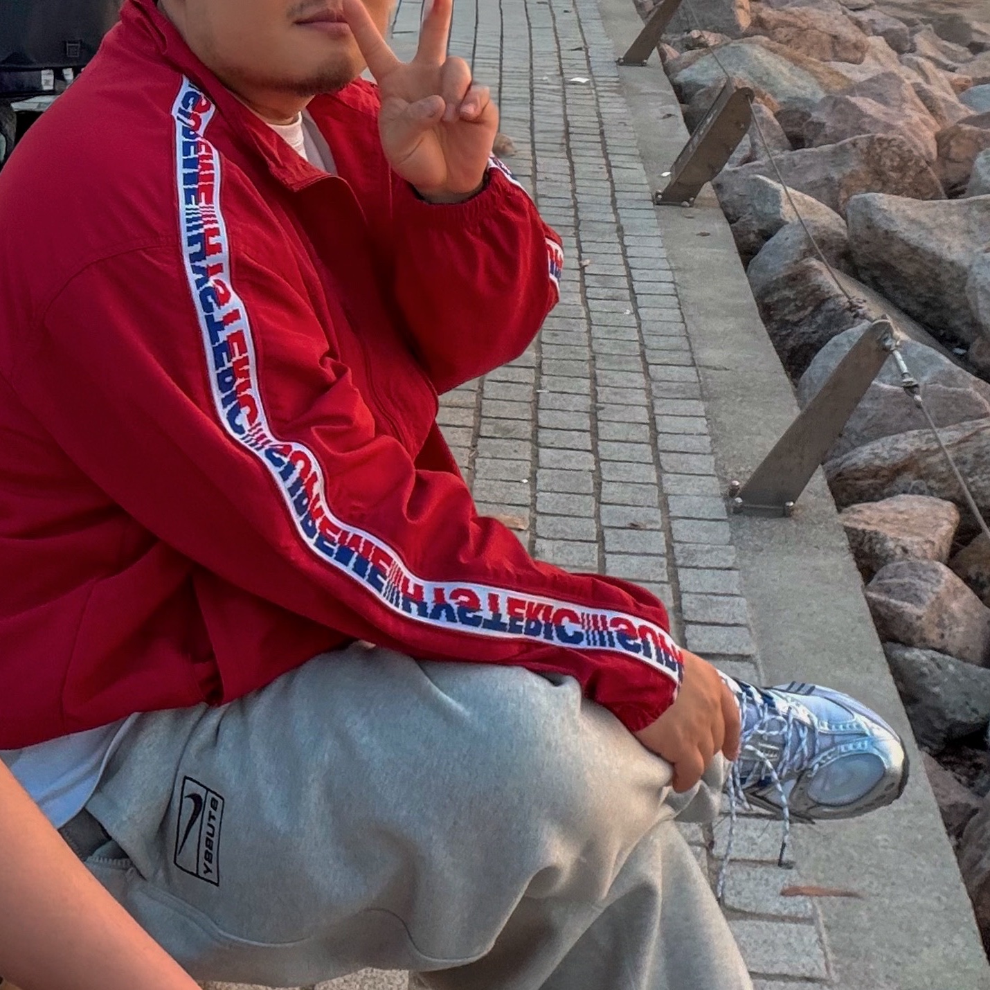 Nike x Stussy Fleece Pants Grey Heather (FN5231-050), Asics x Invincible Gel-Nimbus 10.1 HTTP 404 Cream Metallic Silver Blue 착용 스타일 - 3