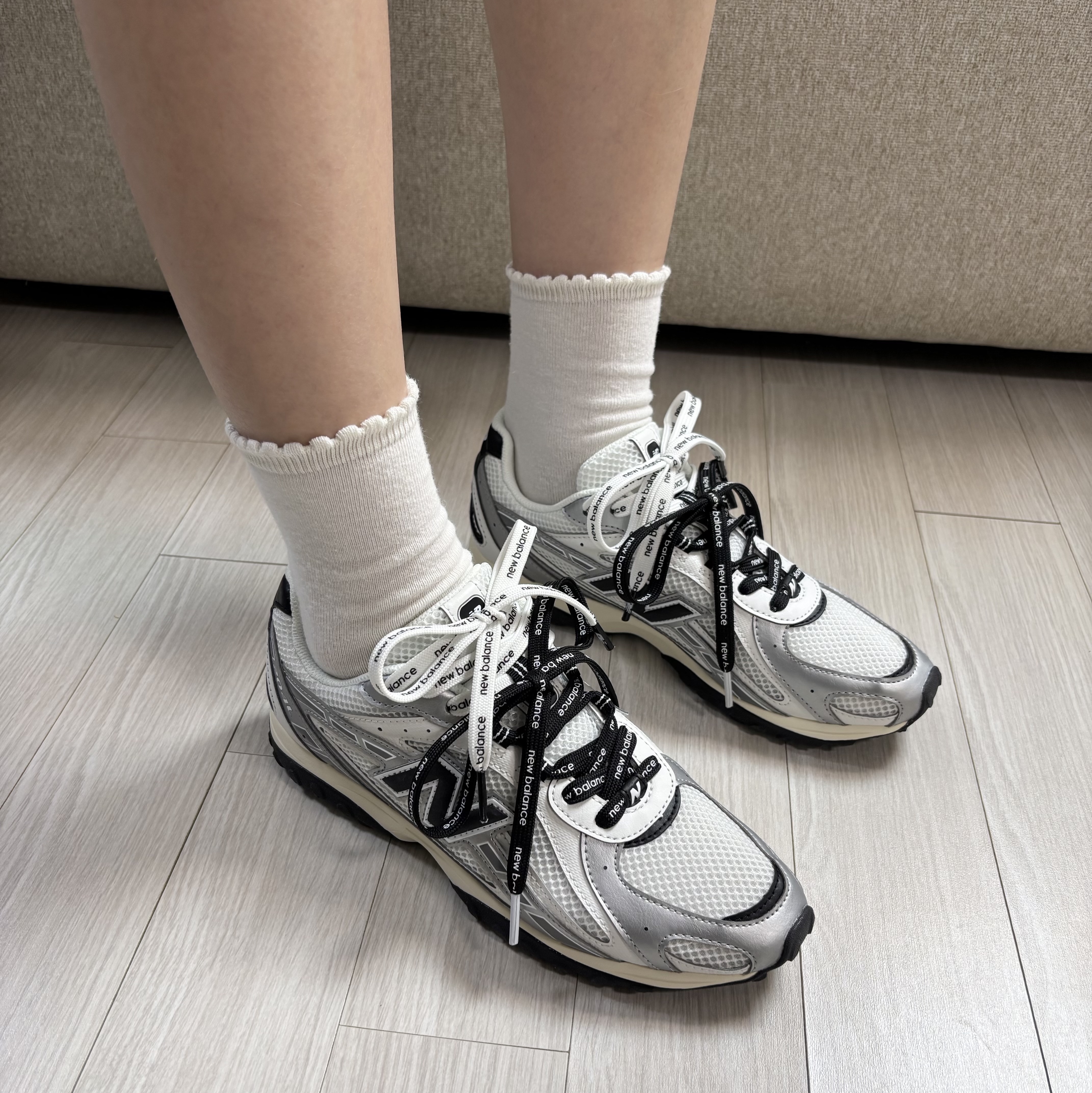 New Balance 204L Silver Metallic Black 착용 스타일 - 1