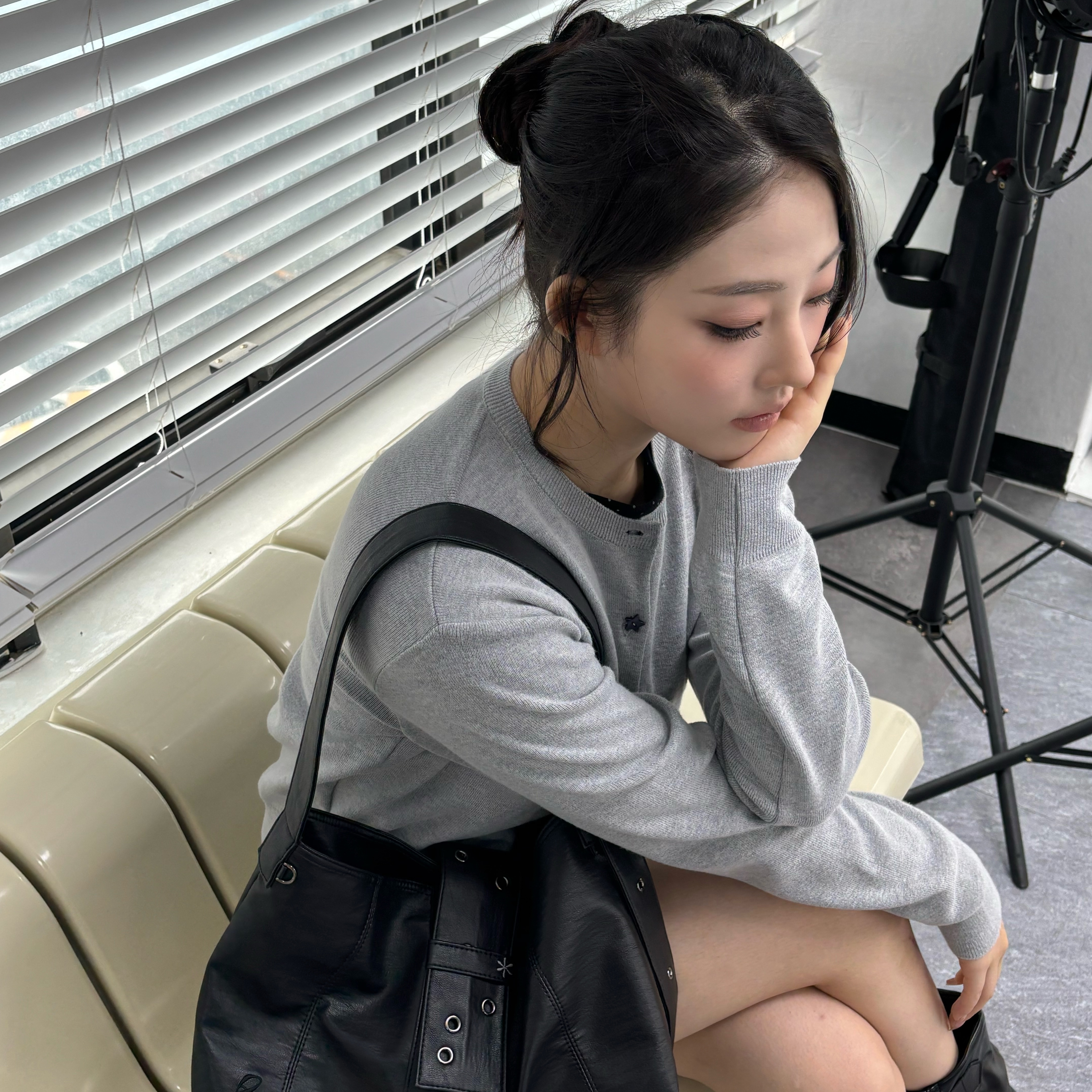 Riomeu Stella Button Knit Cardigan Gray, Riomeu Signature Dot Long Sleeve T-Shirt Black 착용 스타일 - 4