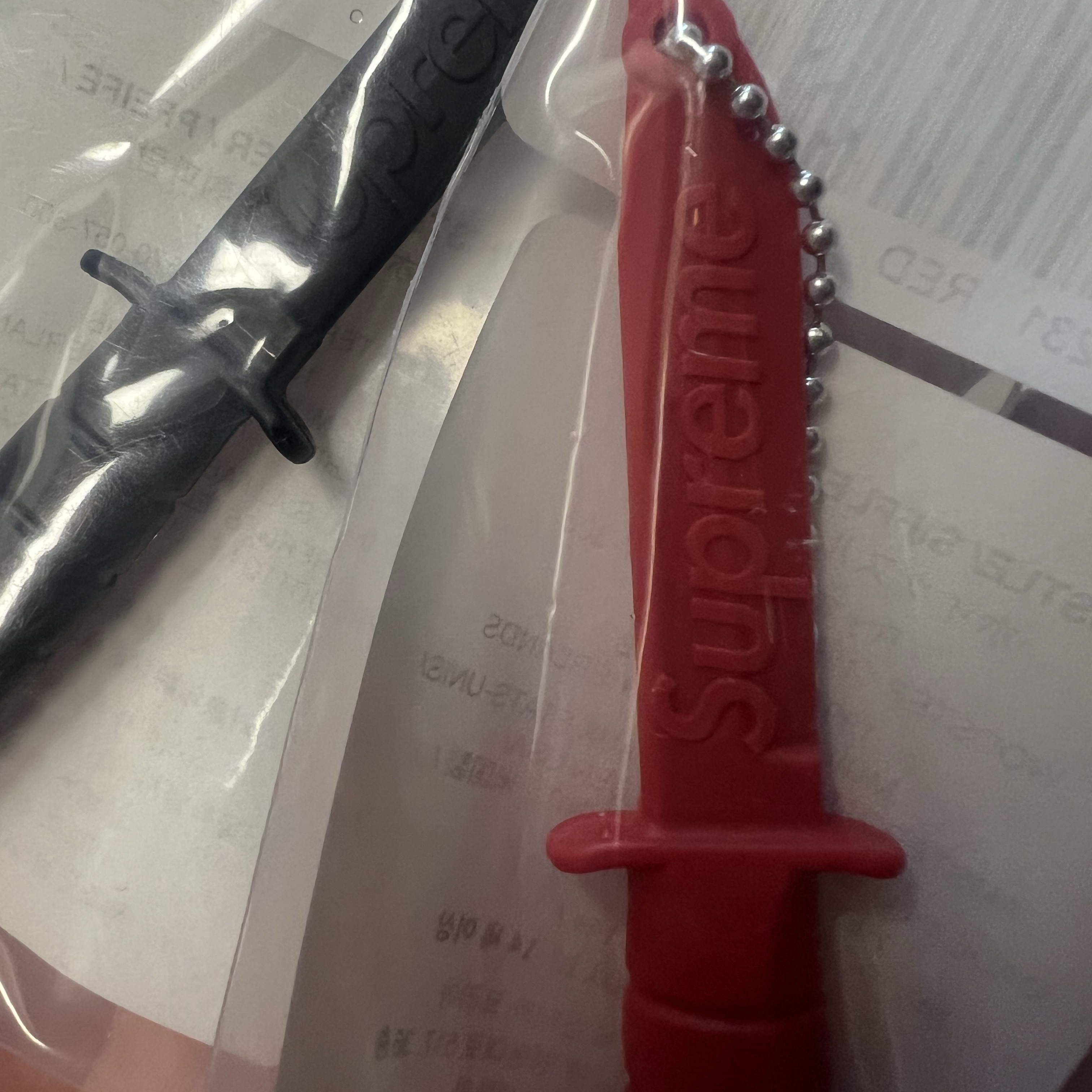 Supreme x Ka-Bar Emergency Whistle Keychain Red - 26SS 착용 스타일