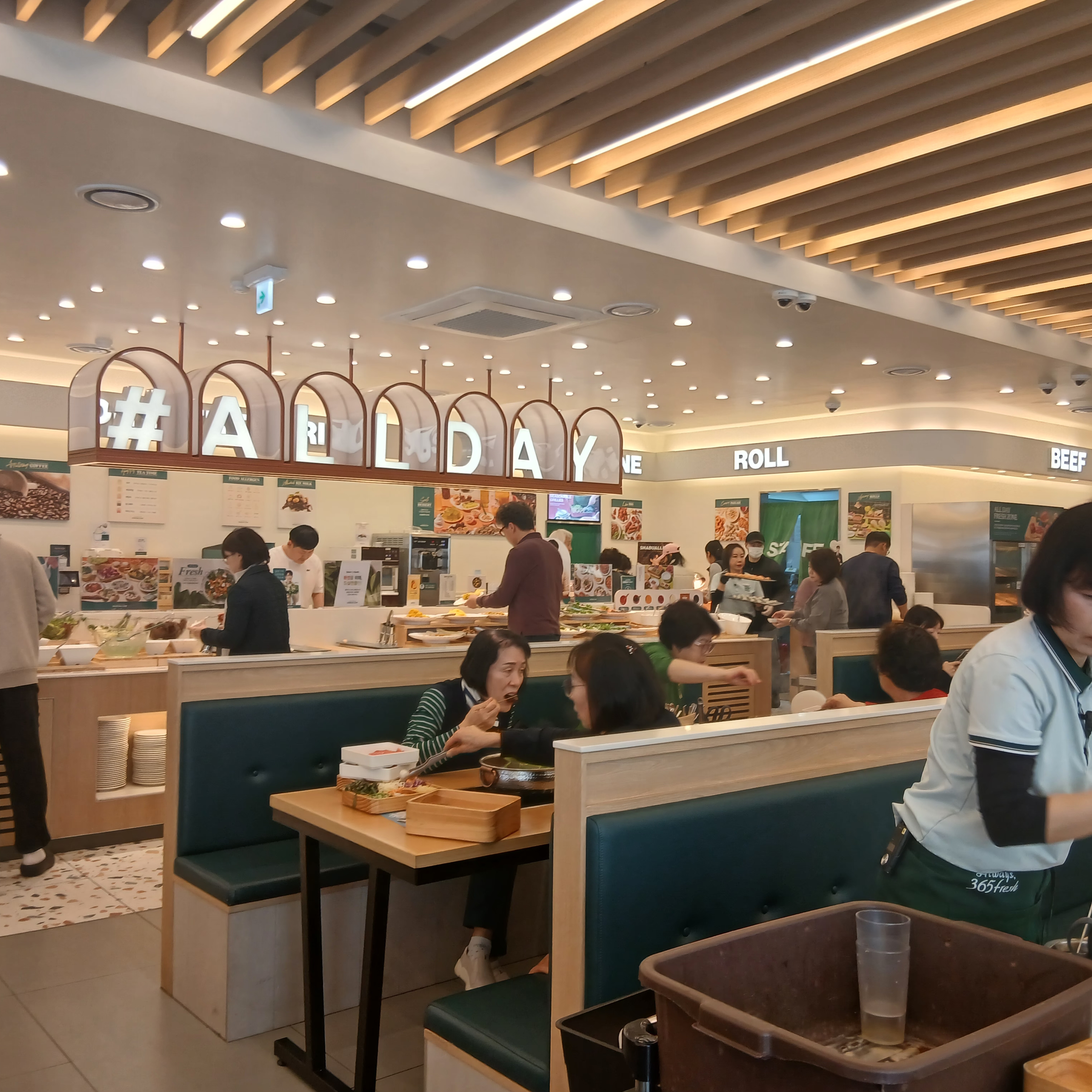 Arc'teryx Emblem Fleece Crew Neck Pullover  Habitat 착용 스타일 - 3