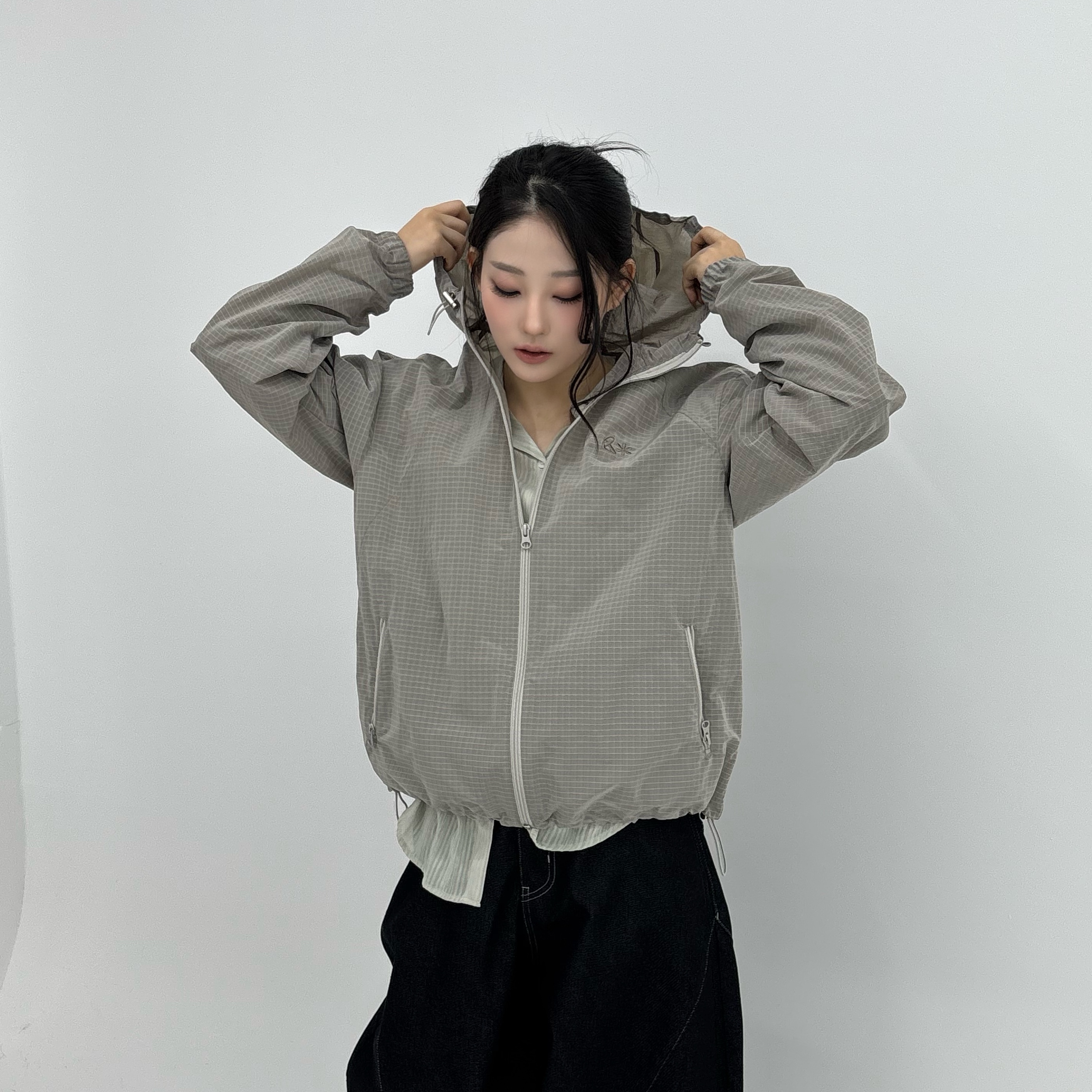 Riomeu Unbal Curved Line Windbreaker Jacket Gray, Riomeu Curved Balloon Denim Pants Black 착용 스타일 - 1