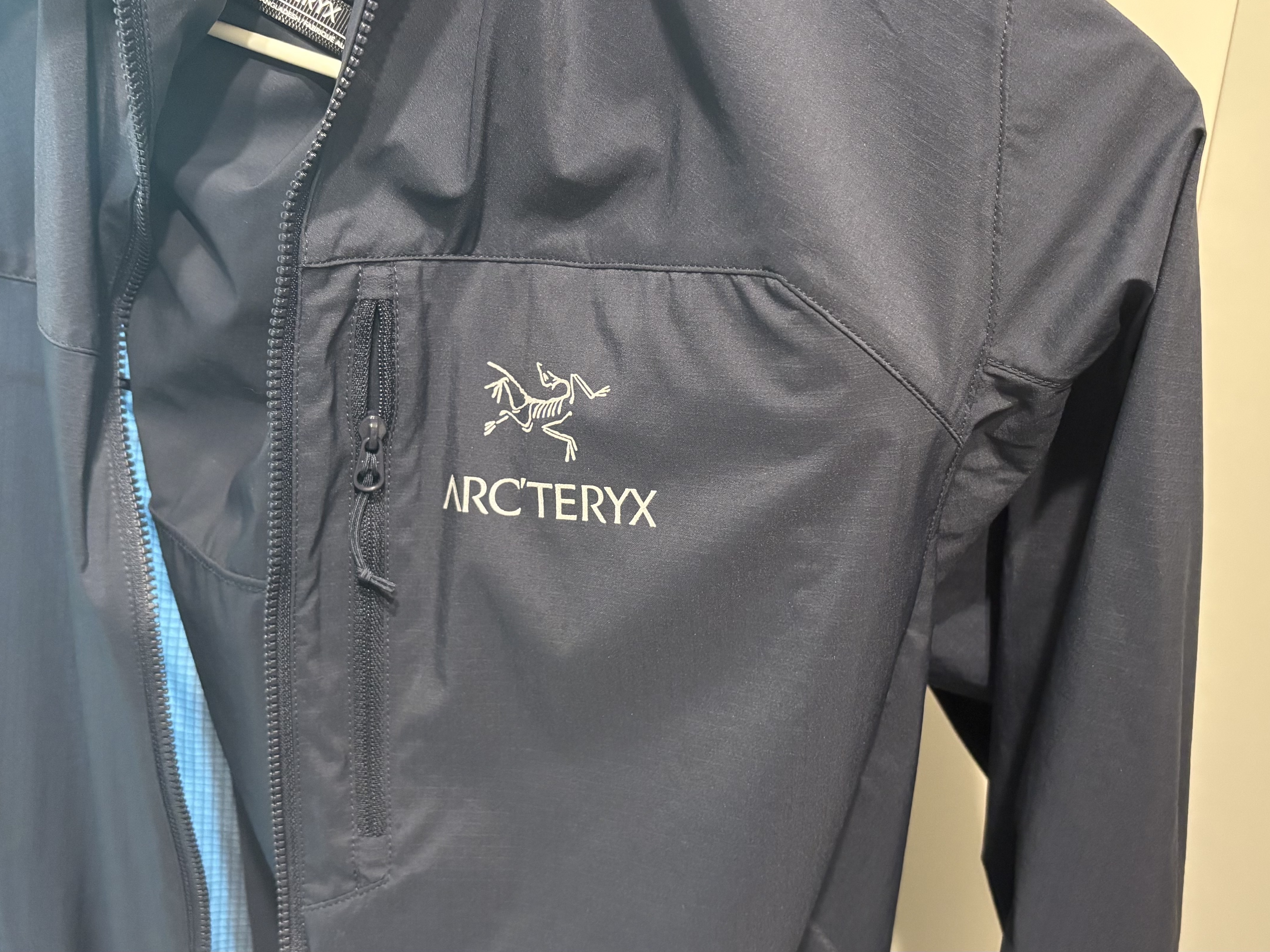 Arc'teryx Squamish Hoody Black Sapphire 착용 스타일