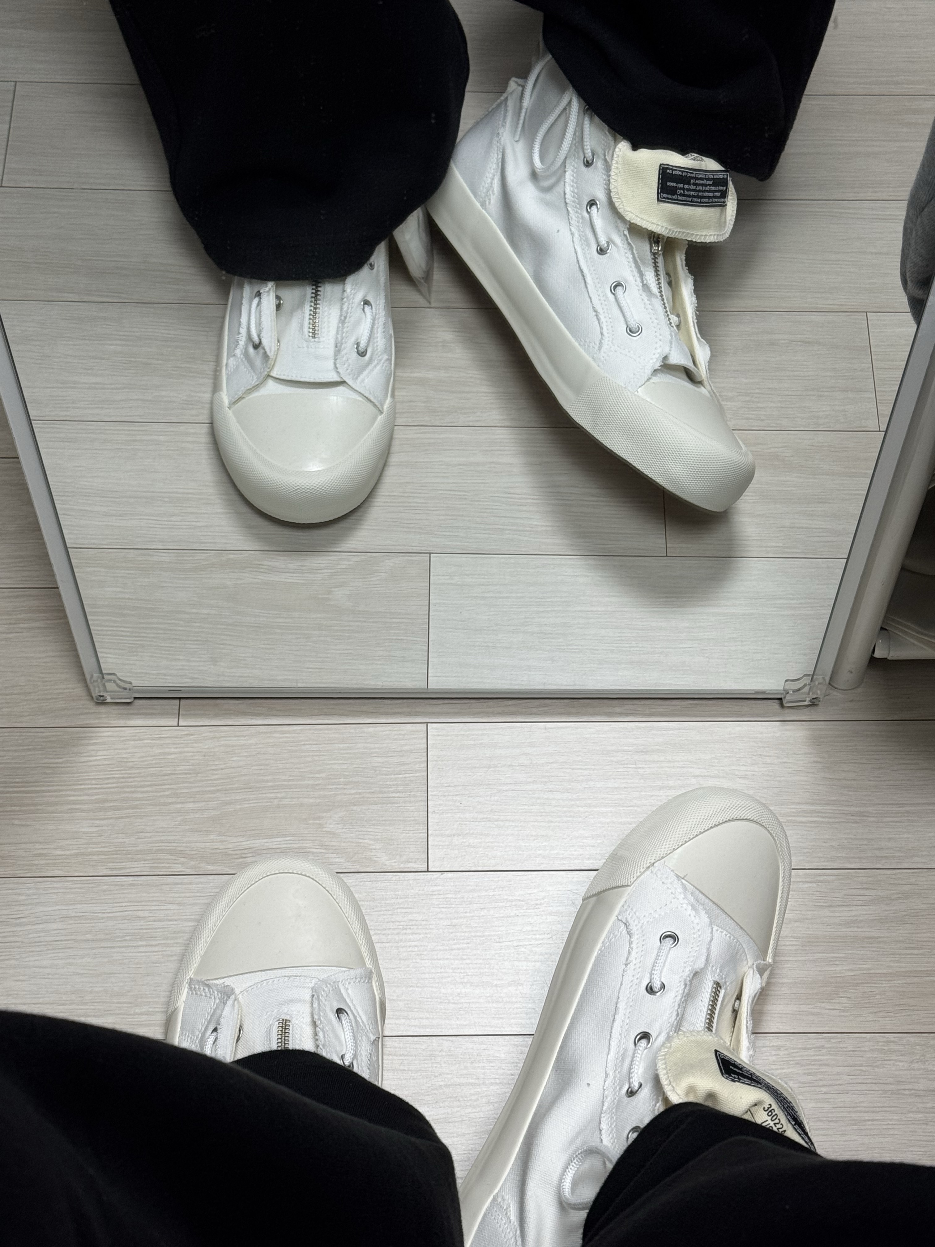 GU x Undercover High-Top Sneakers Off White 착용 스타일 - 1