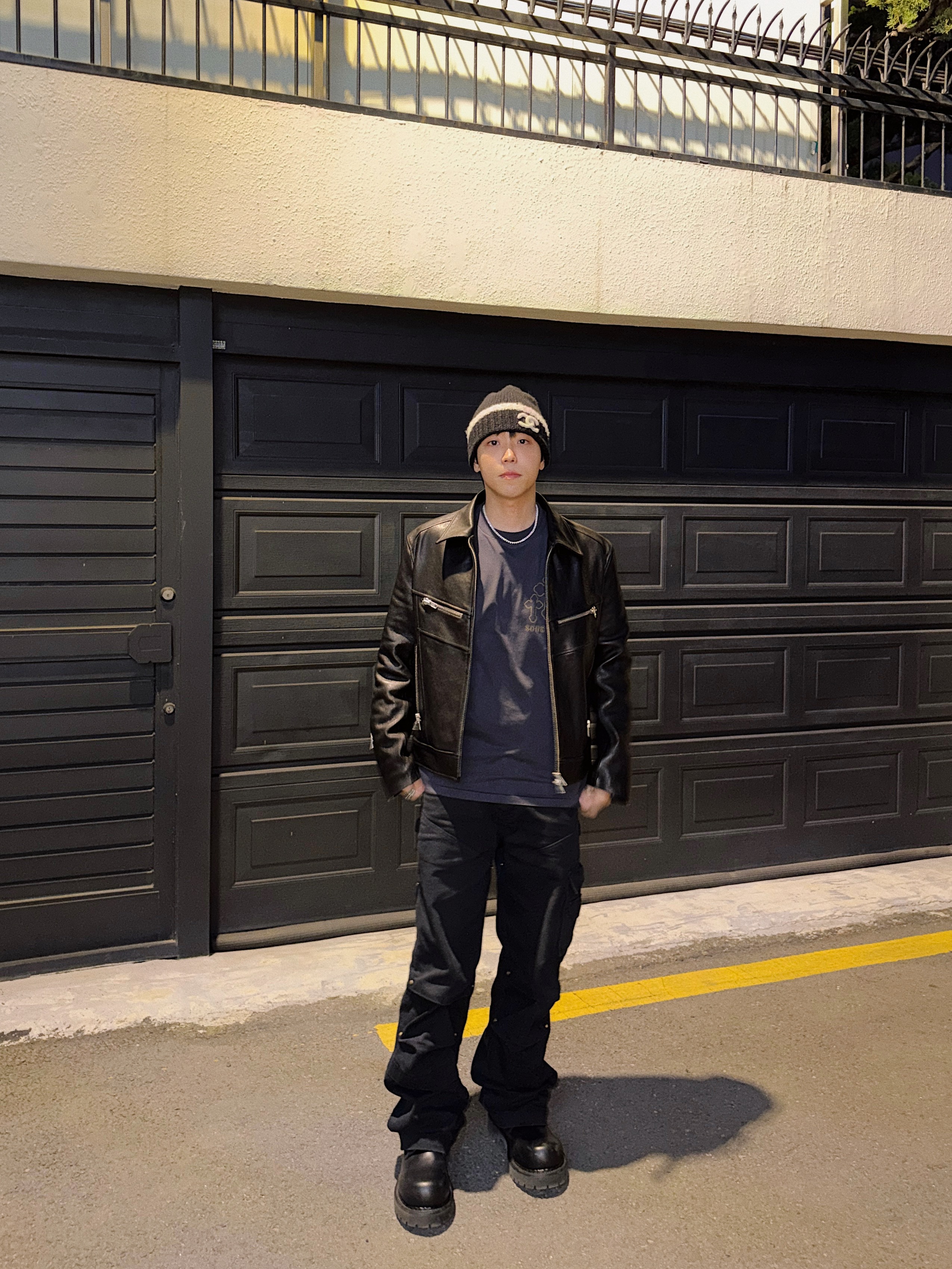 STU Lambskin Zipper Leather Jacket In Black, Vacant Archive Men Fedry Work-Pants Black 착용 스타일 - 7